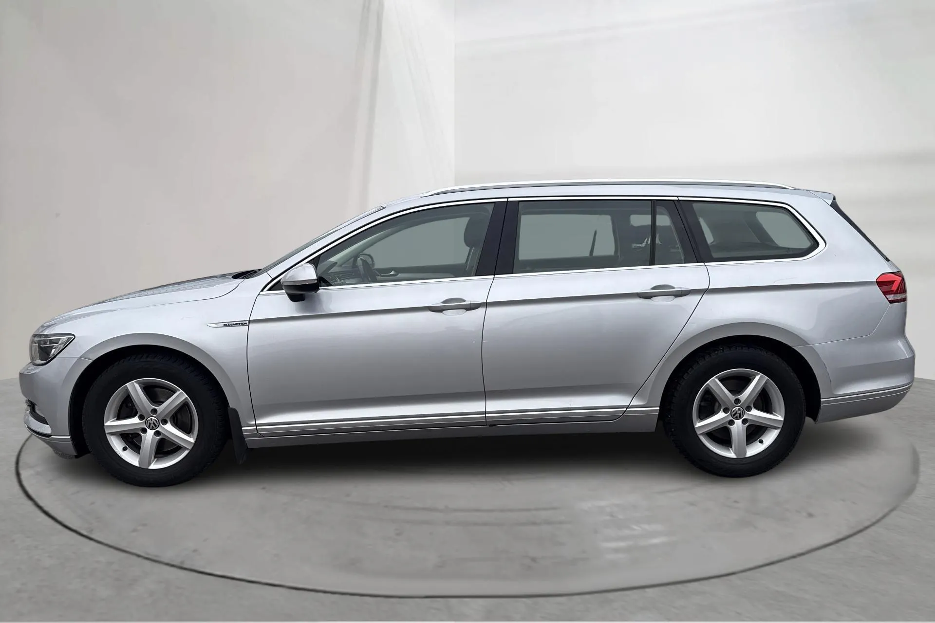 Presentationsfoto 2 av 15: VW Passat 2.0 TDI Sportscombi (150hk) - 14 658 mil - Manuell - silver - 2017