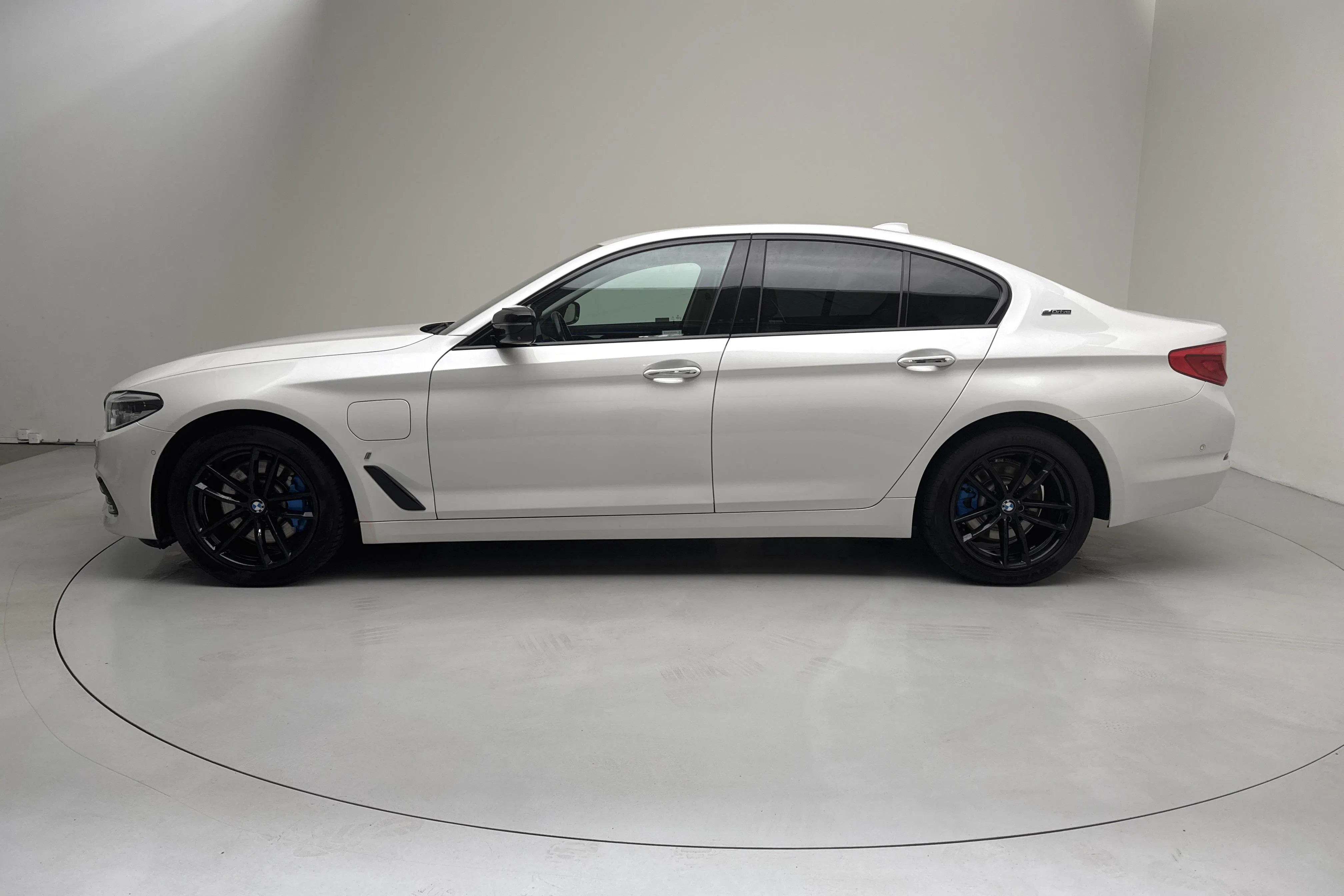 Presentationsfoto 2 av 17: BMW 530e iPerformance Sedan, G30 (252hk) - 16 739 mil - Automat - vit - 2018