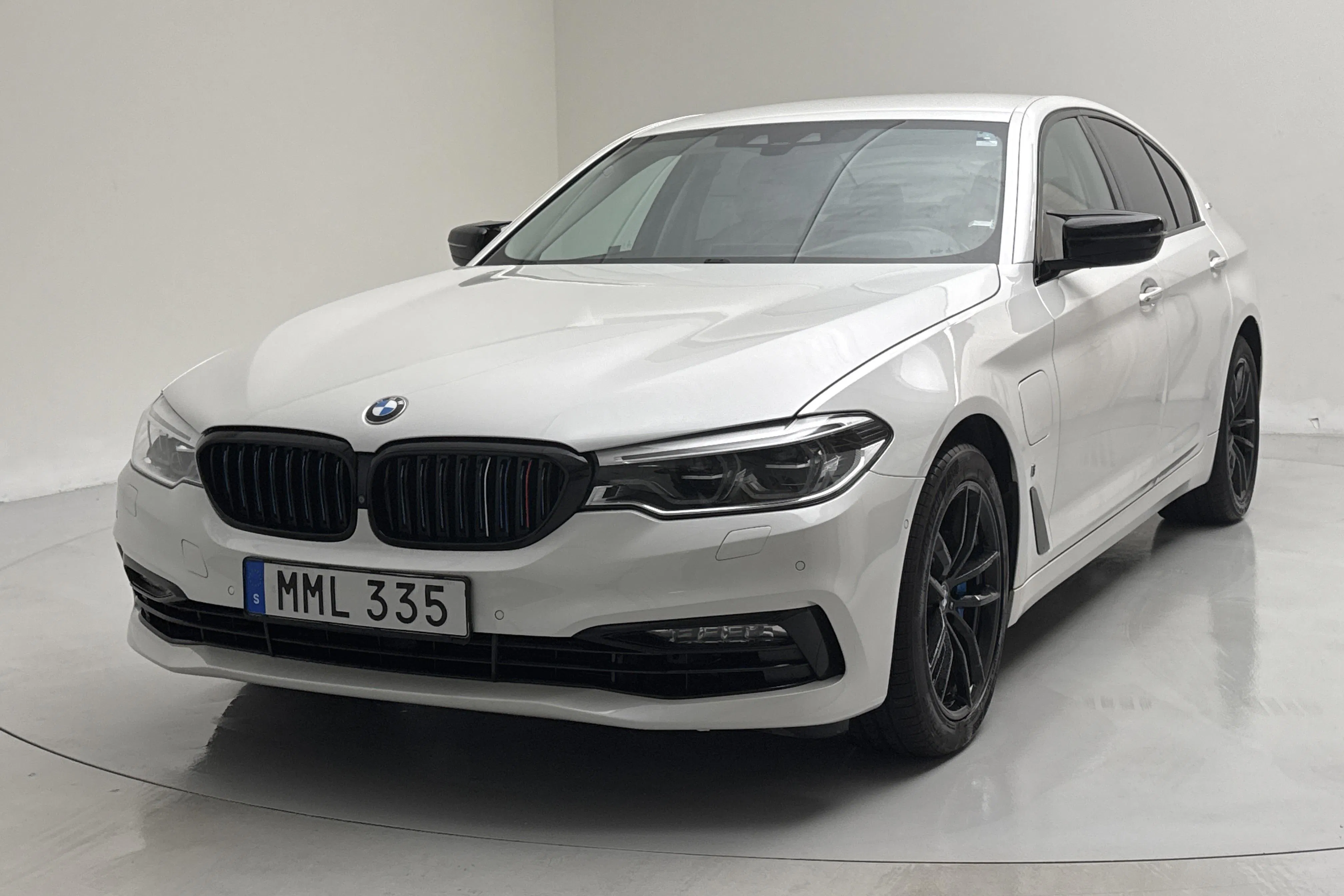Presentationsfoto 1 av 17: BMW 530e iPerformance Sedan, G30 (252hk) - 16 739 mil - Automat - vit - 2018