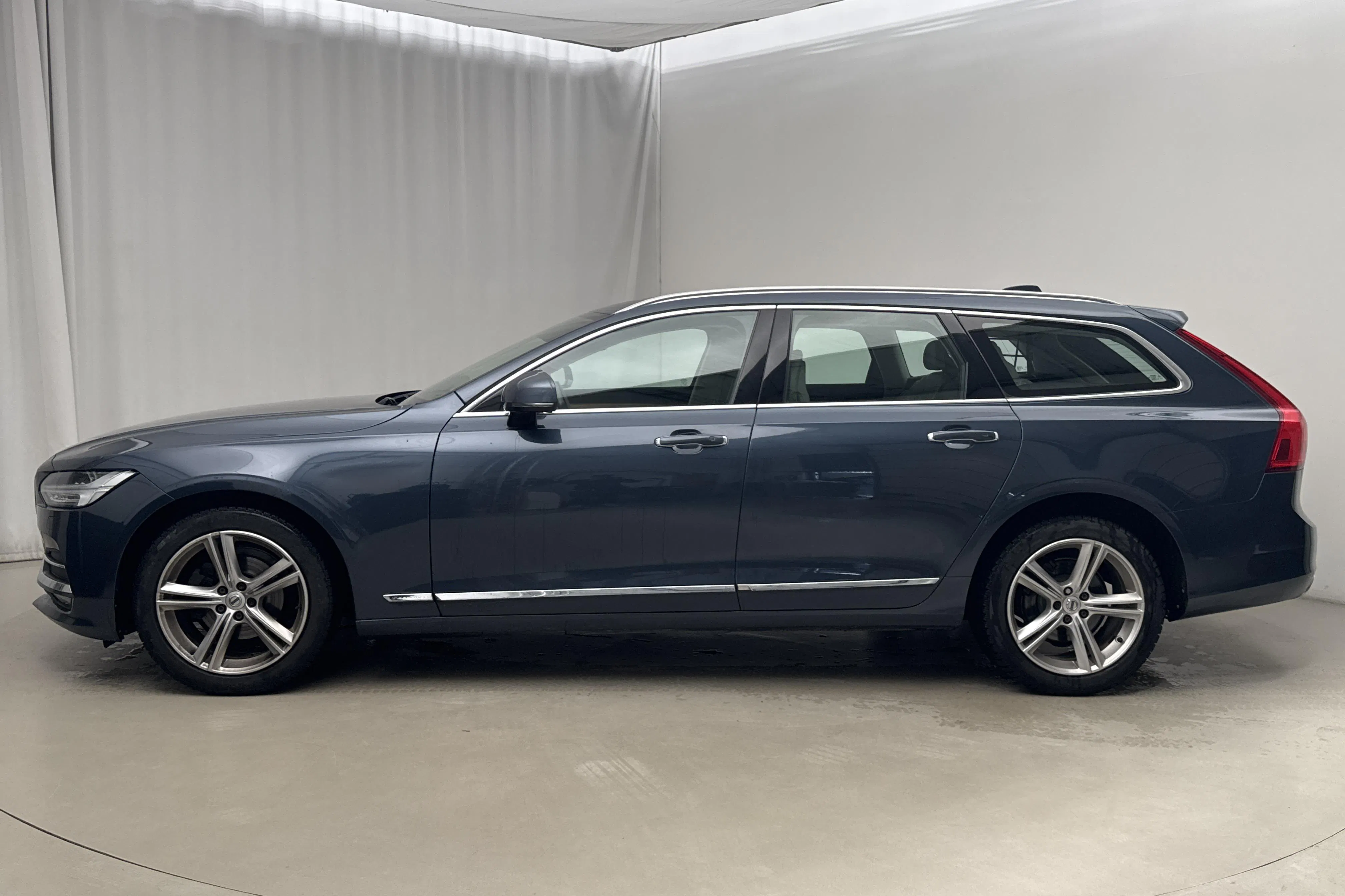 Presentationsfoto 2 av 19: Volvo V90 D4 AWD (200hk) - 13 262 mil - Automat - Mörkblå - 2018