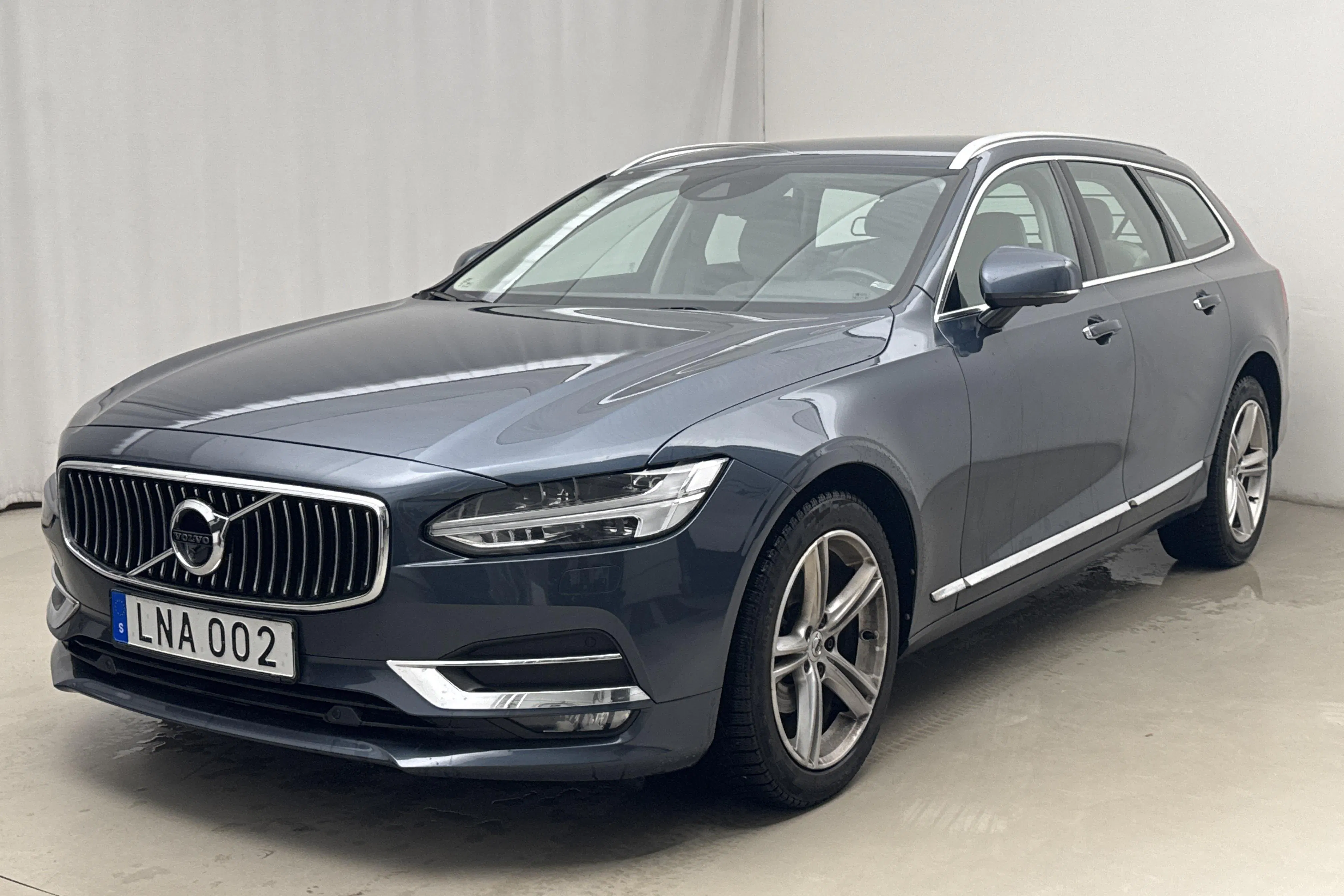 Presentationsfoto 1 av 19: Volvo V90 D4 AWD (200hk) - 13 262 mil - Automat - Mörkblå - 2018
