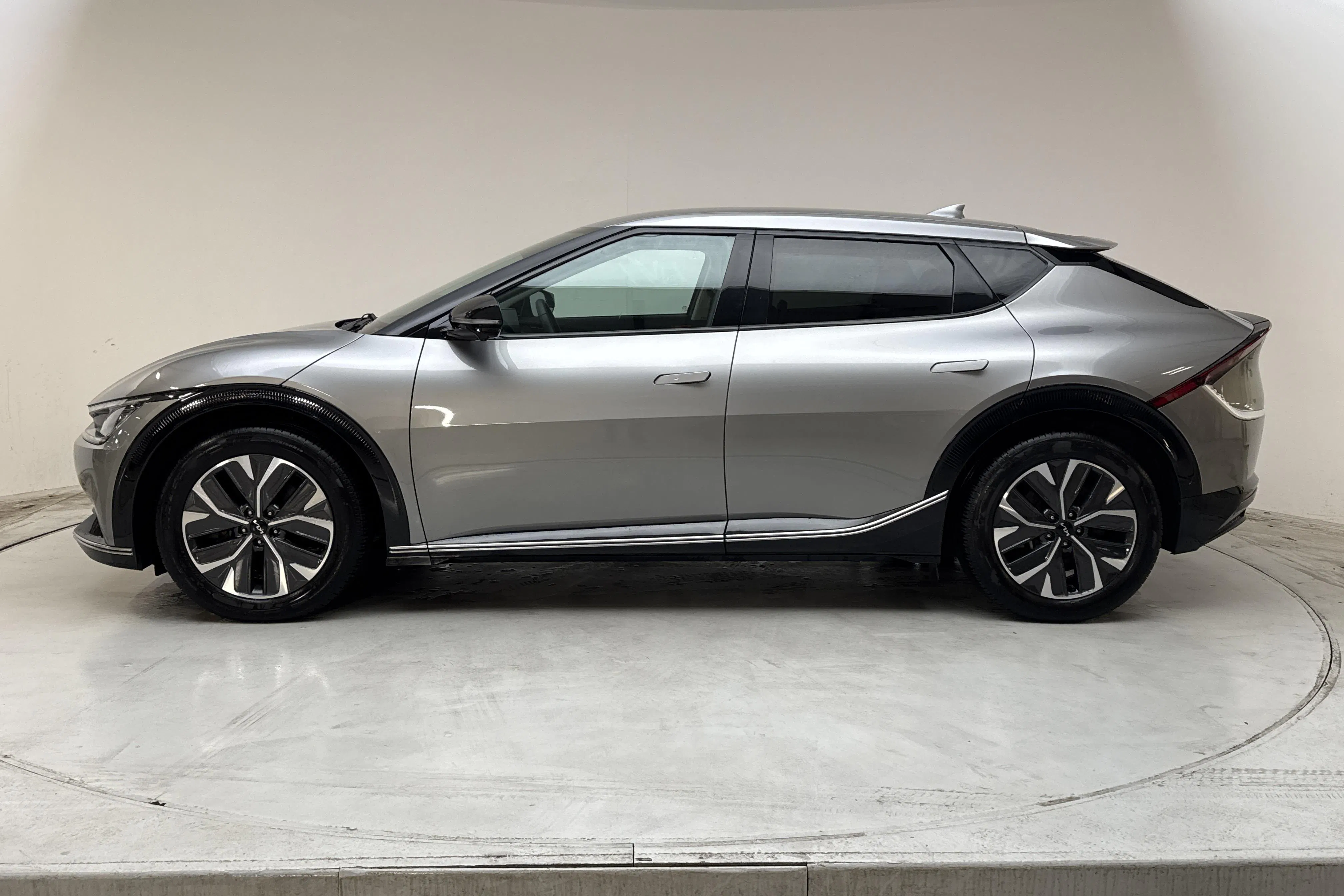 Presentationsfoto 2 av 17: KIA EV6 AWD (325hk) - 7 342 mil - Automat - grå - 2023