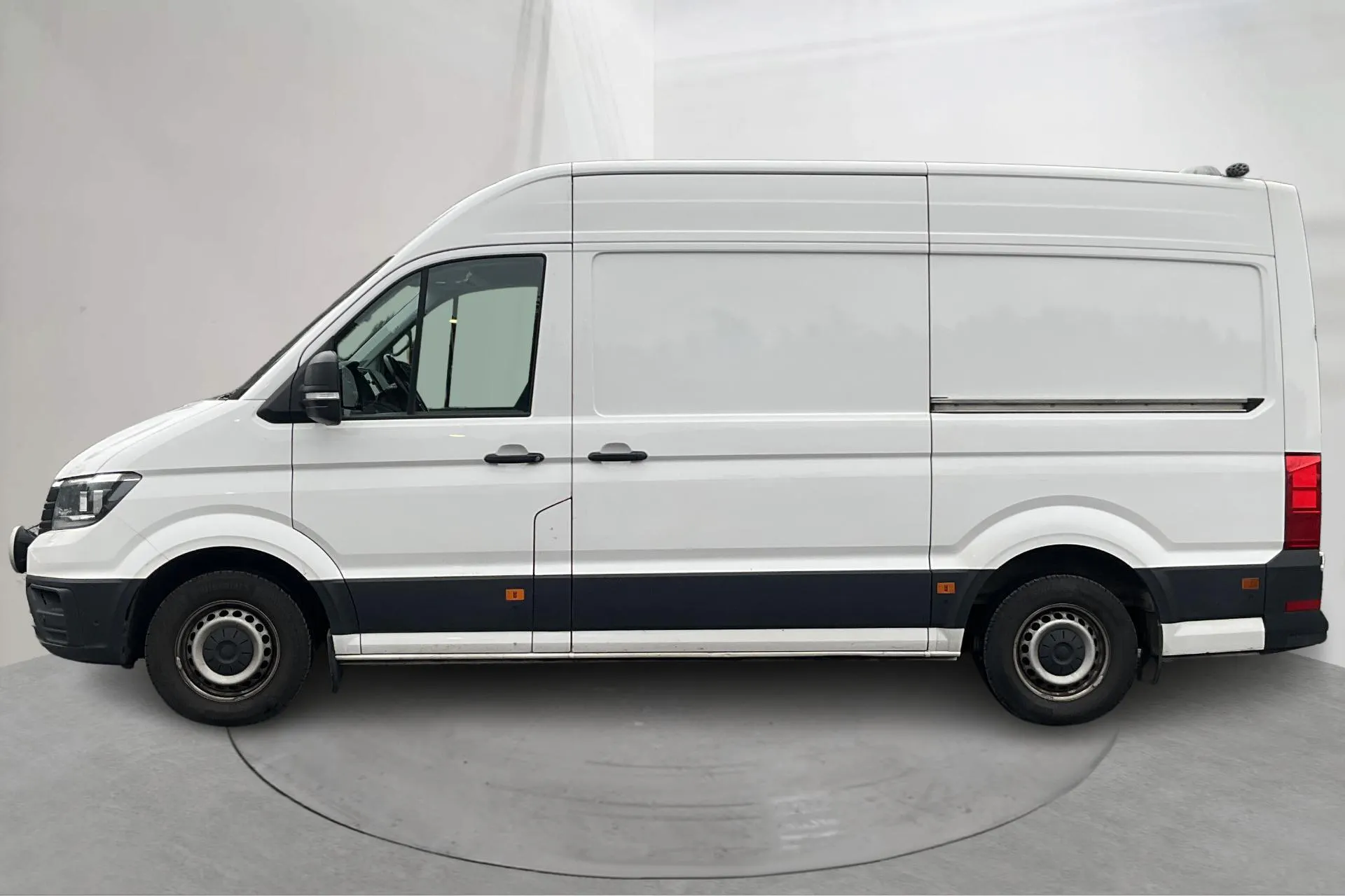 Presentation photo 2 of 25: VW Crafter 35 2.0 TDI Skåp (177hk) - 166 150 km - Manual - white - 2021