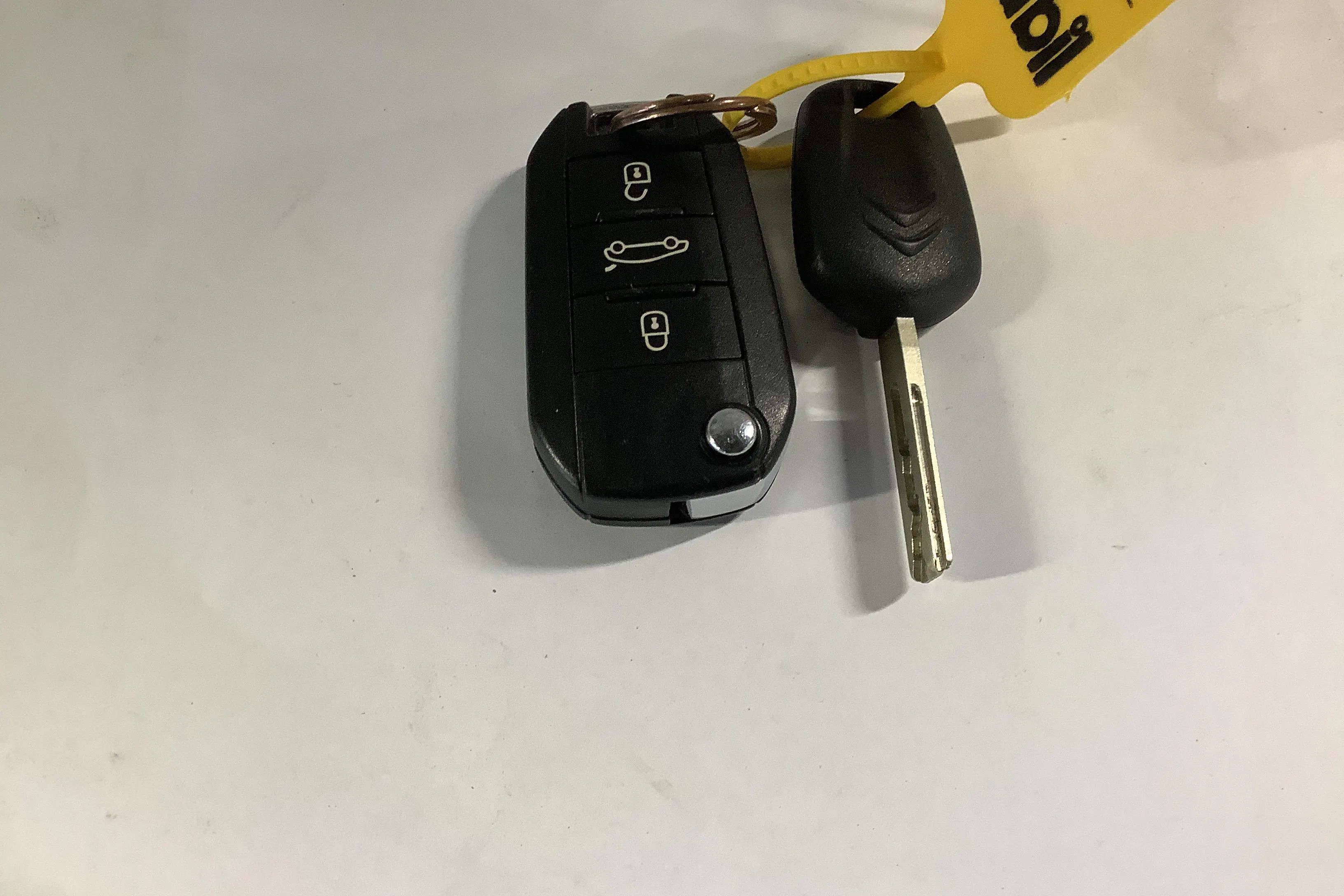 Presentation photo 13 of 13: Citroën C4 Cactus PureTech (82hk) - 125 800 km - Manual - red - 2016