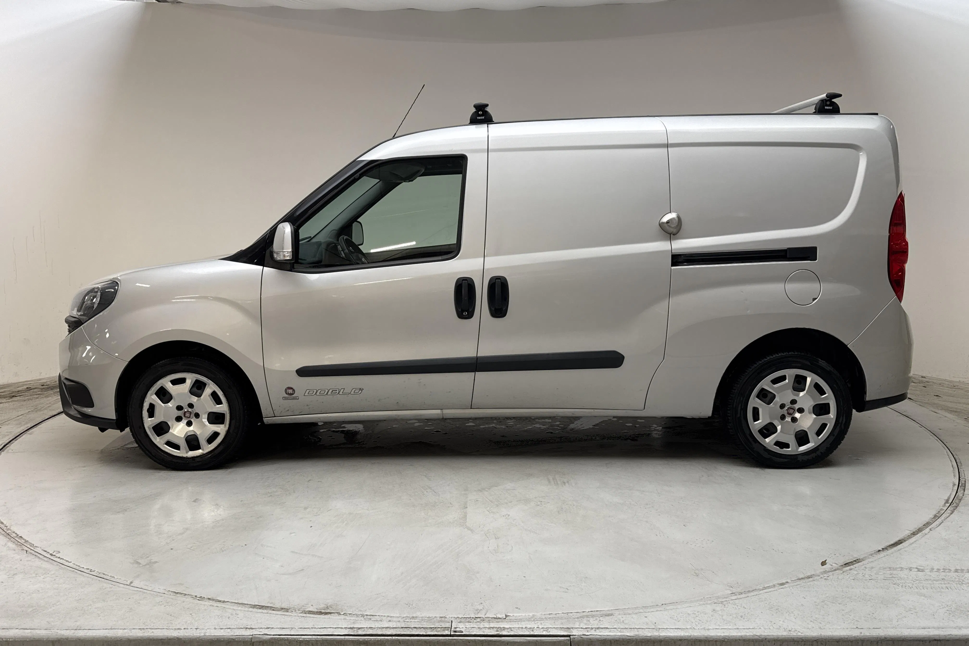 Presentationsfoto 2 av 13: Fiat Doblo Cargo 1.4T CNG (120hk) - 12 072 mil - Manuell - grå - 2021