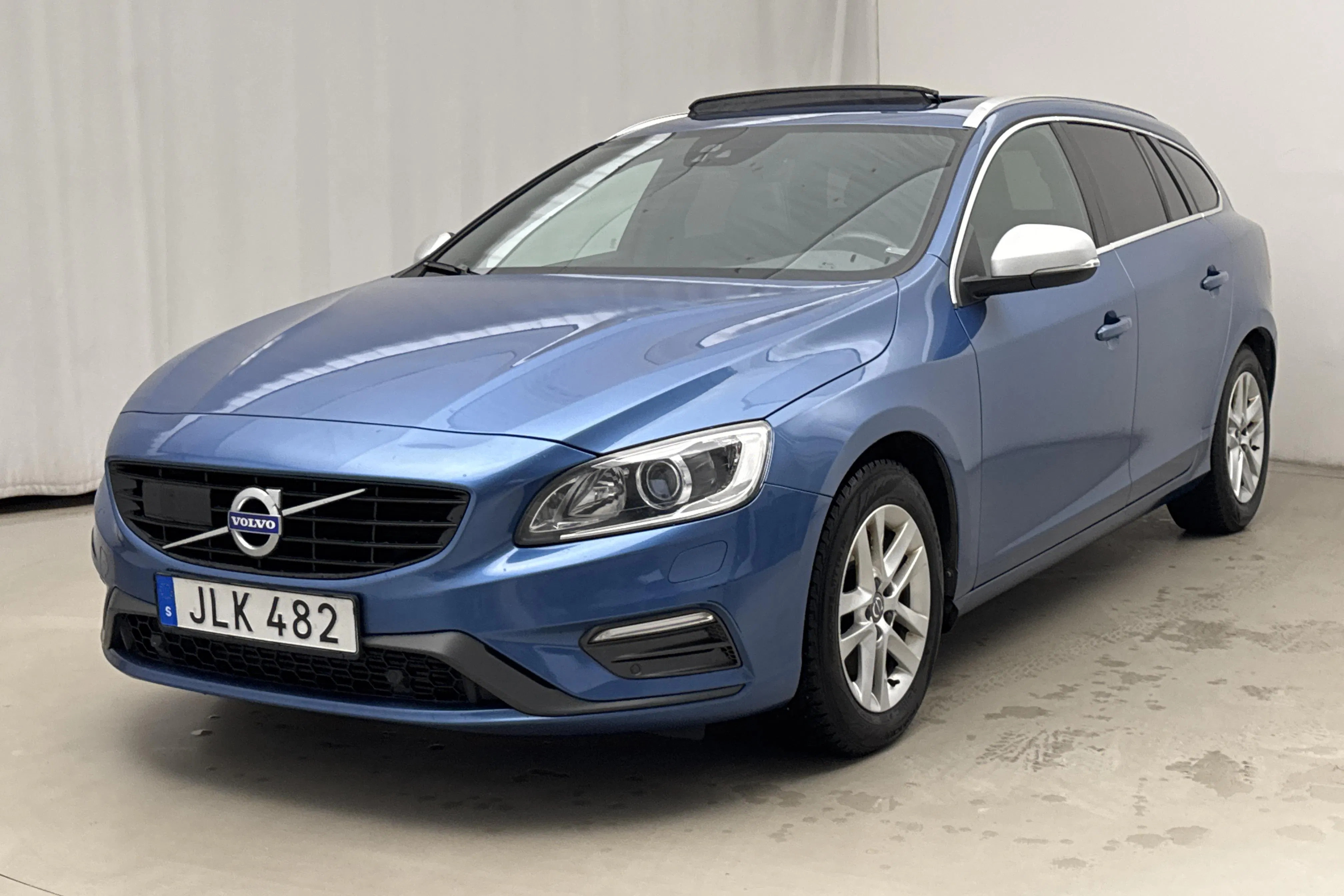 Presentationsfoto 1 av 25: Volvo V60 D4 (190hk) - 11 550 mil - Manuell - blå - 2017