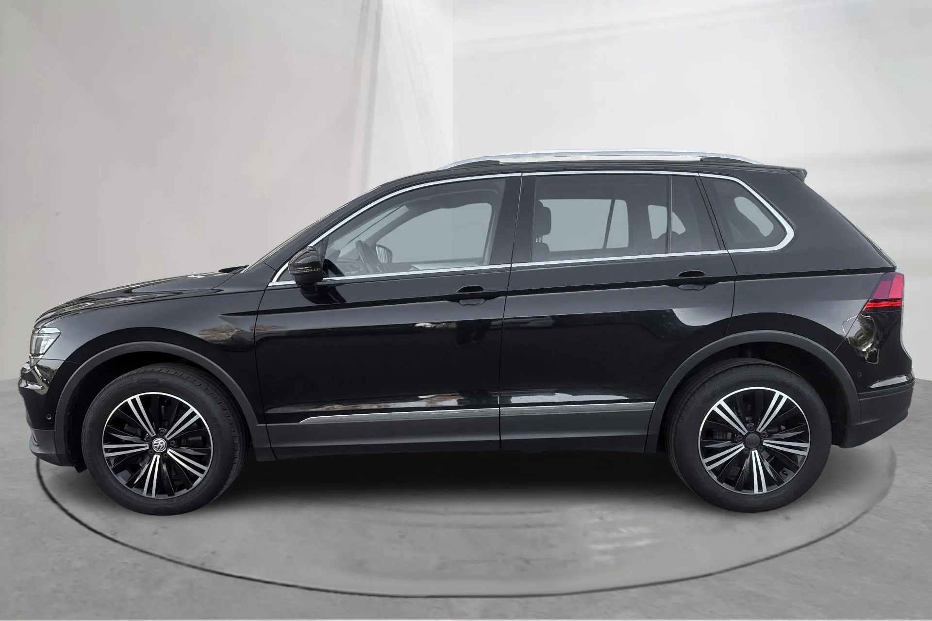 Presentationsfoto 2 av 17: VW Tiguan 2.0 TSI 4MOTION (190hk) - 20 131 mil - Automat - svart - 2020