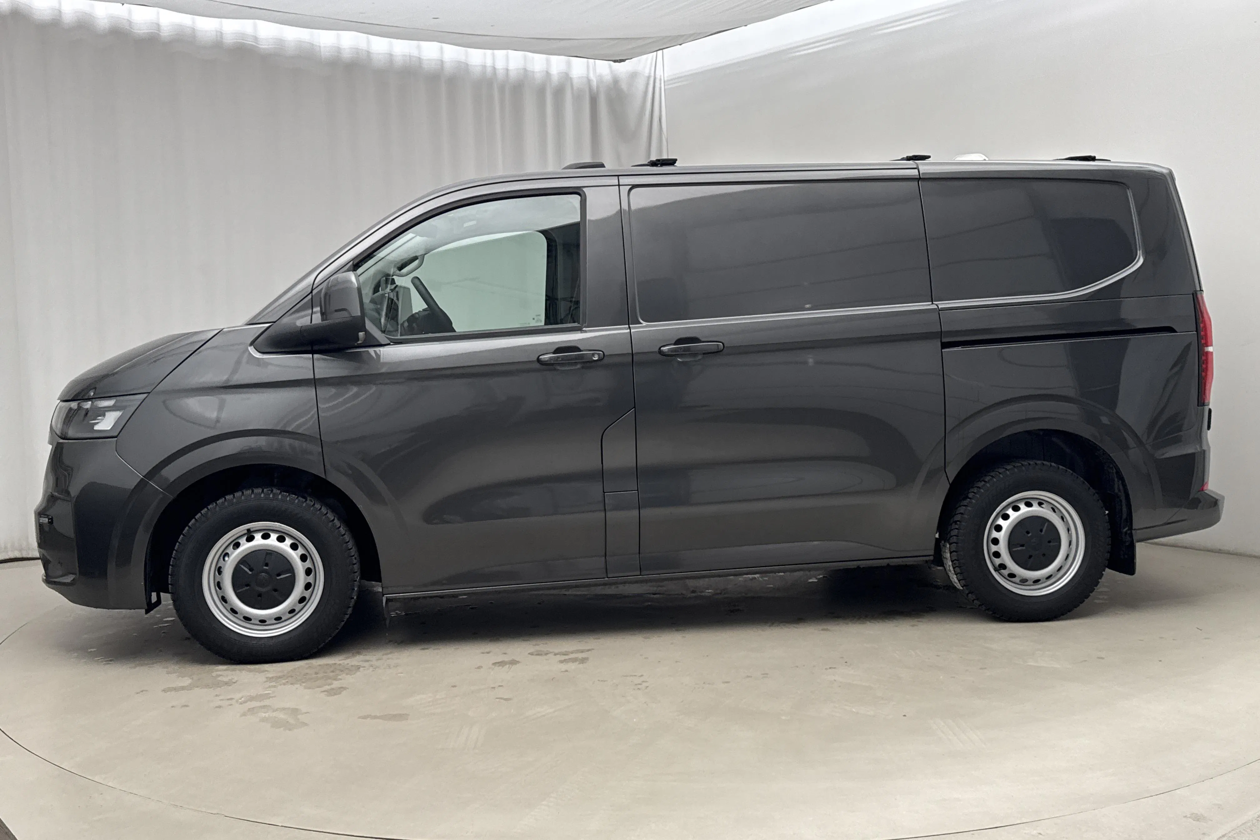 Presentationsfoto 2 av 18: VW Transporter T7 2.0 TDI 4MOTION (150hk) - 52 mil - Automat - Mörkgrå - 2026