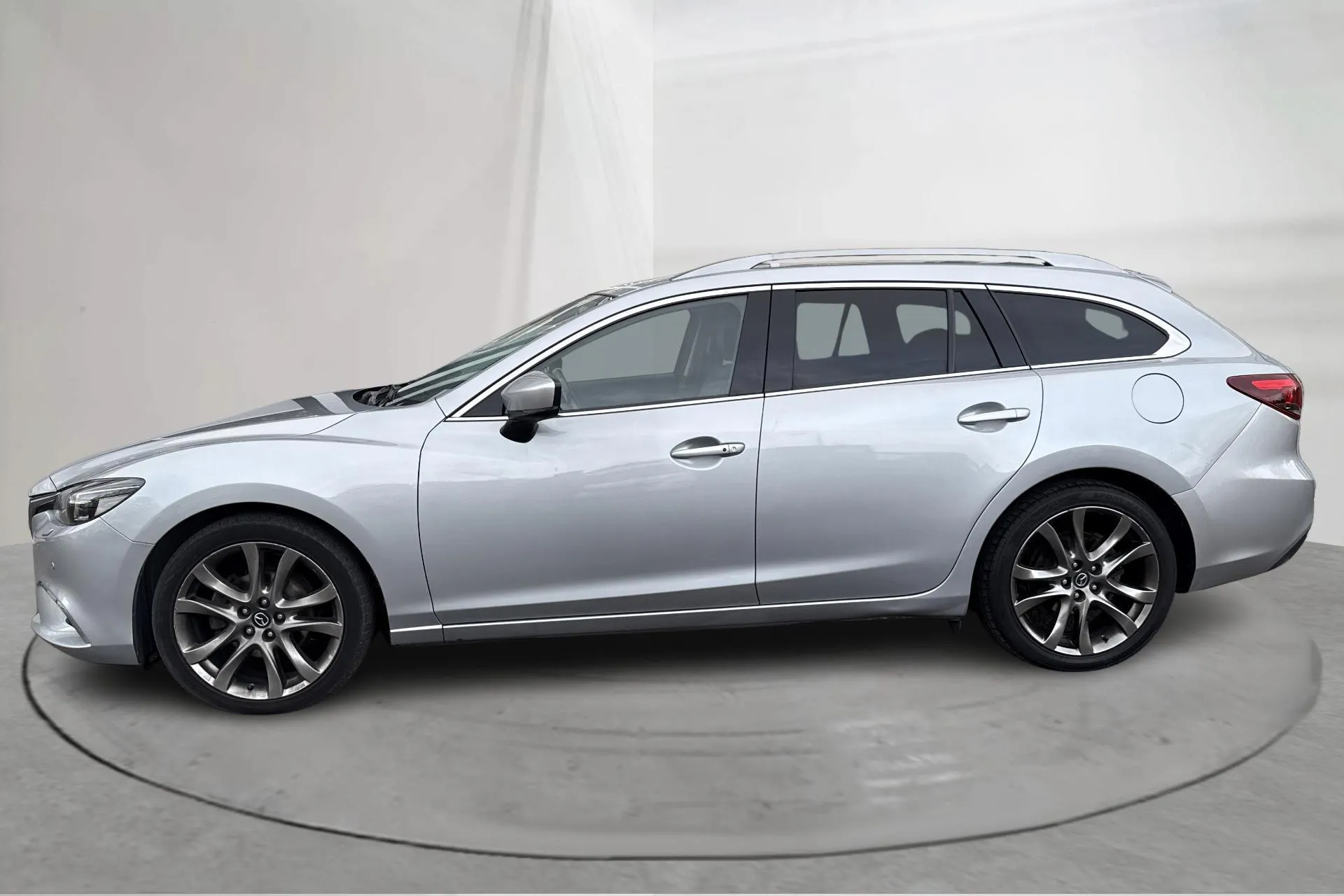 Presentationsfoto 2 av 20: Mazda 6 2.2 DE Kombi AWD (175hk) - 13 502 mil - Automat - grå - 2017