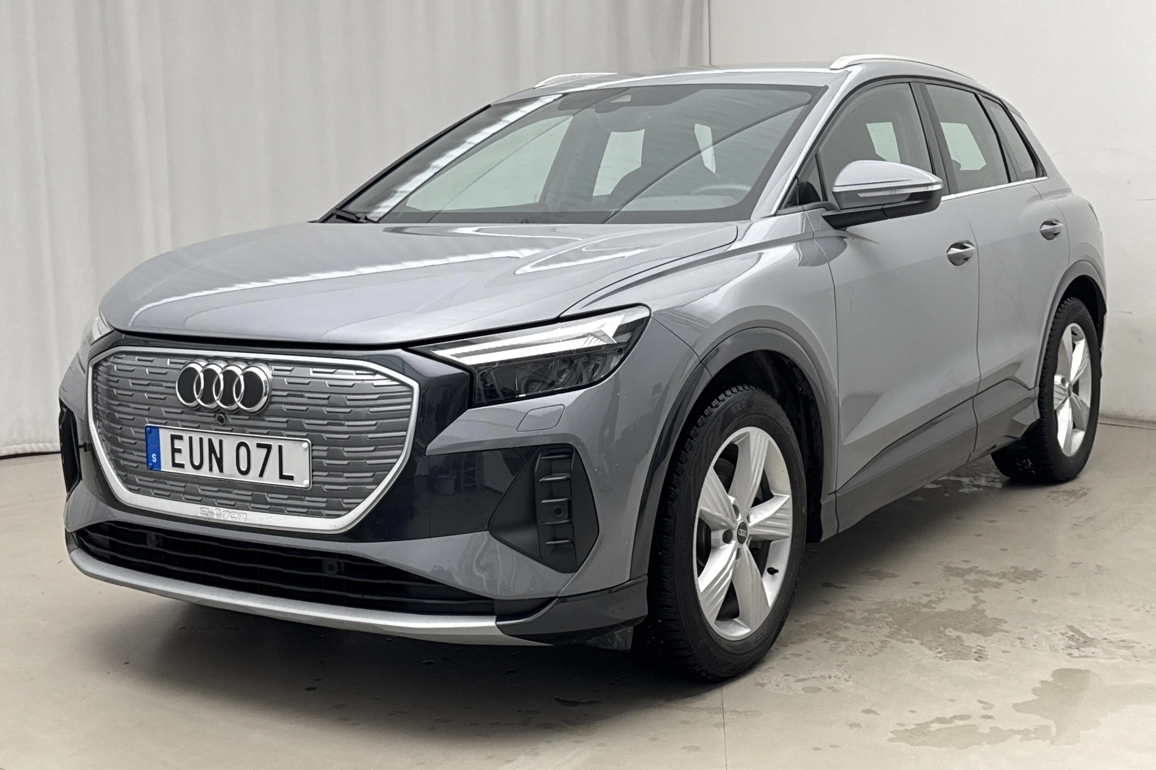Presentationsfoto 1 av 21: Audi Q4 40 e-tron 77kWh (204hk) - 3 436 mil - Automat - grå - 2023