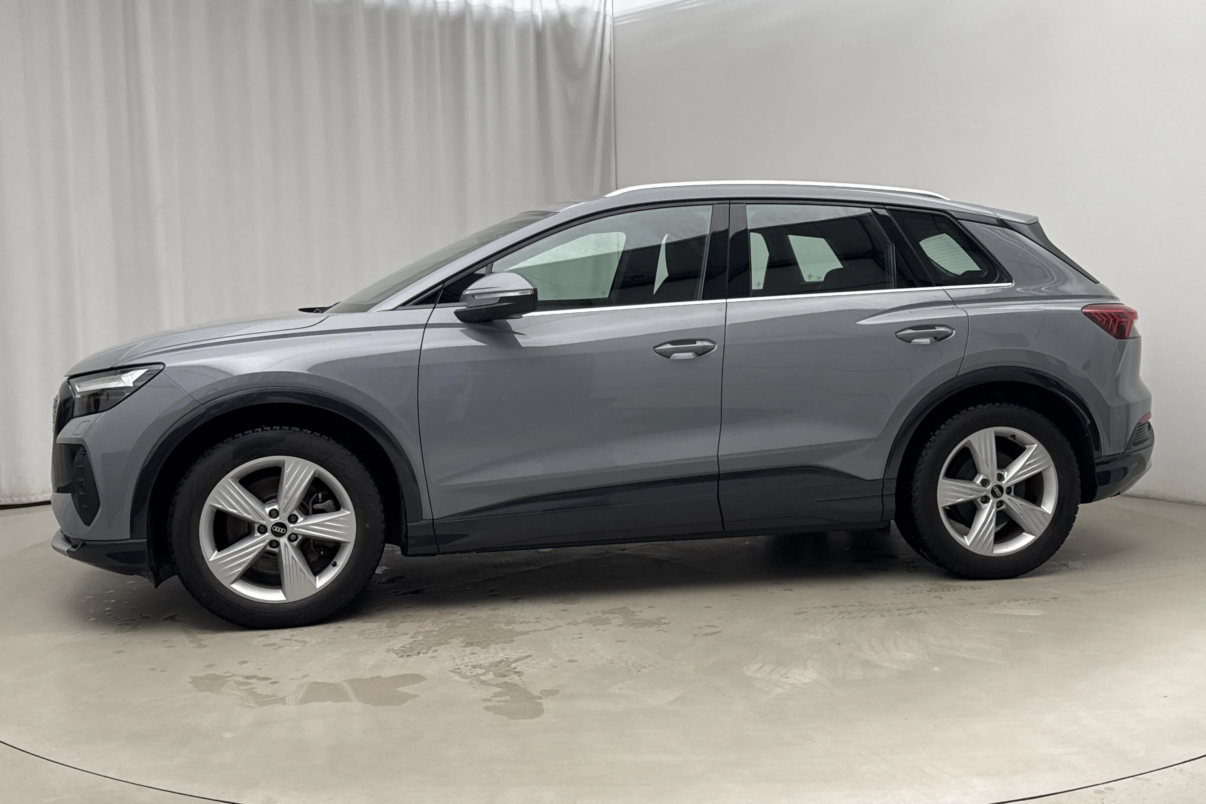 Presentationsfoto 2 av 21: Audi Q4 40 e-tron 77kWh (204hk) - 3 436 mil - Automat - grå - 2023
