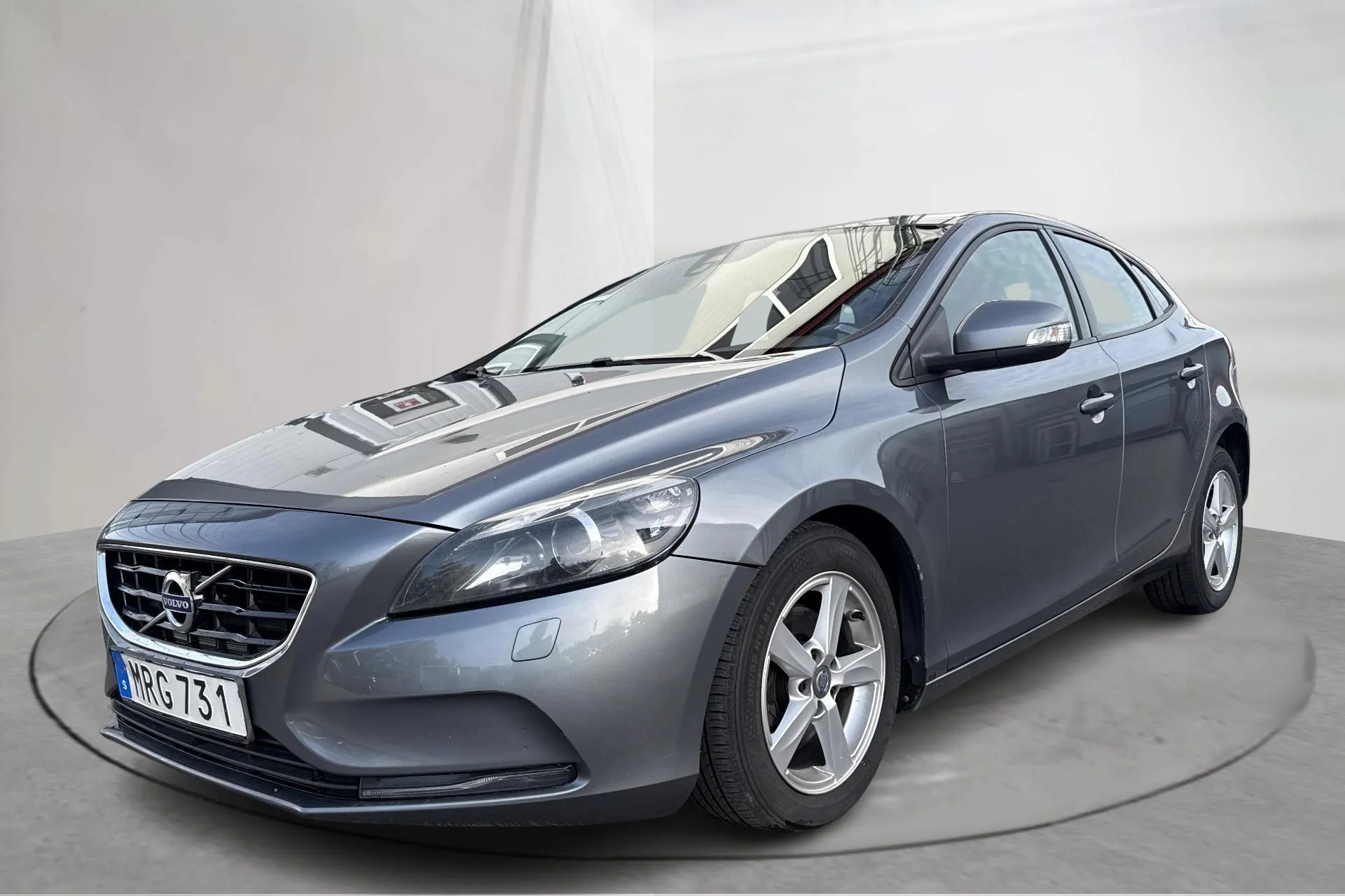 Presentationsfoto 1 av 14: Volvo V40 D2 (120hk) - 16 441 mil - Manuell - grå - 2016
