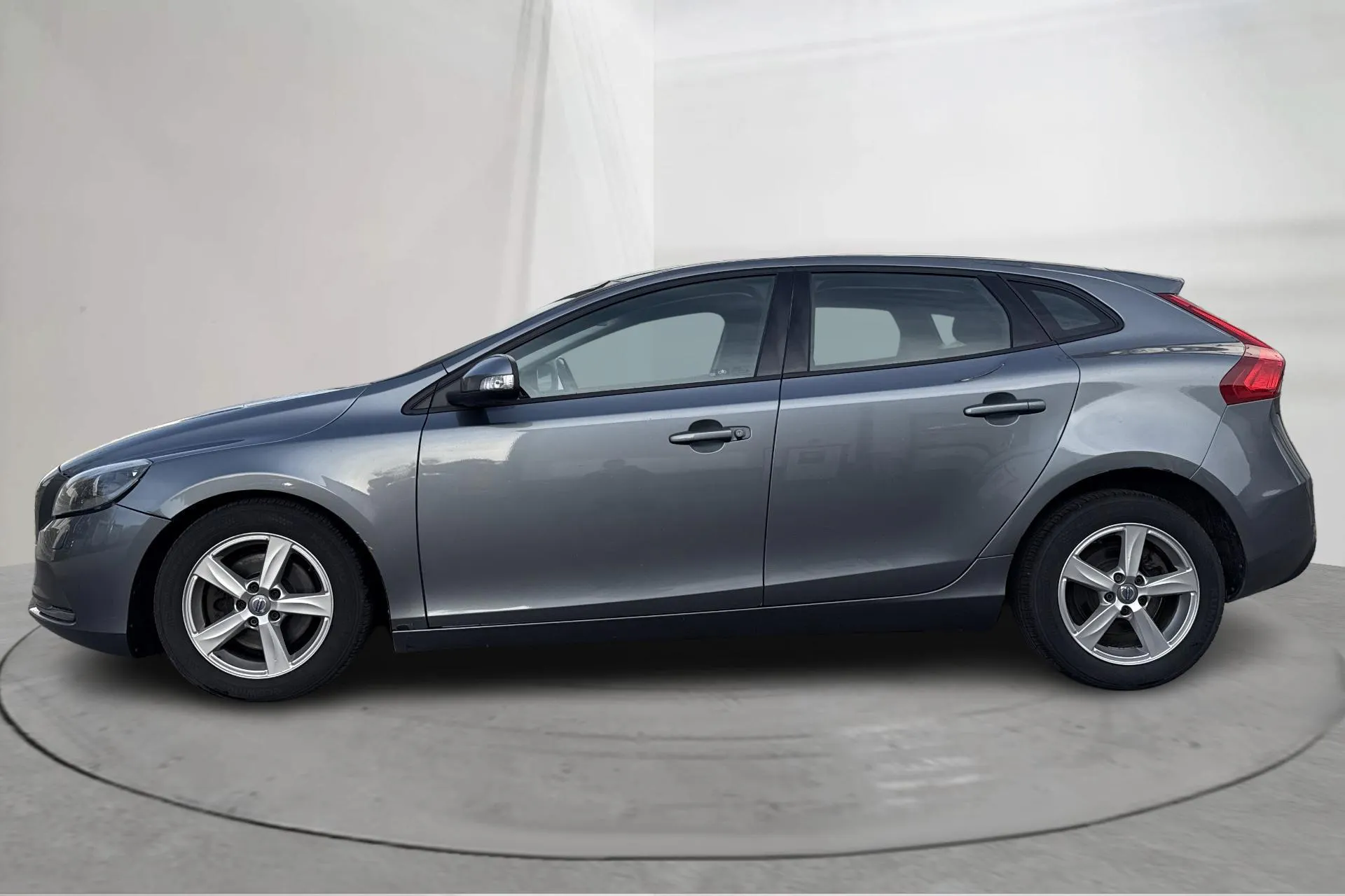 Presentationsfoto 2 av 14: Volvo V40 D2 (120hk) - 16 441 mil - Manuell - grå - 2016