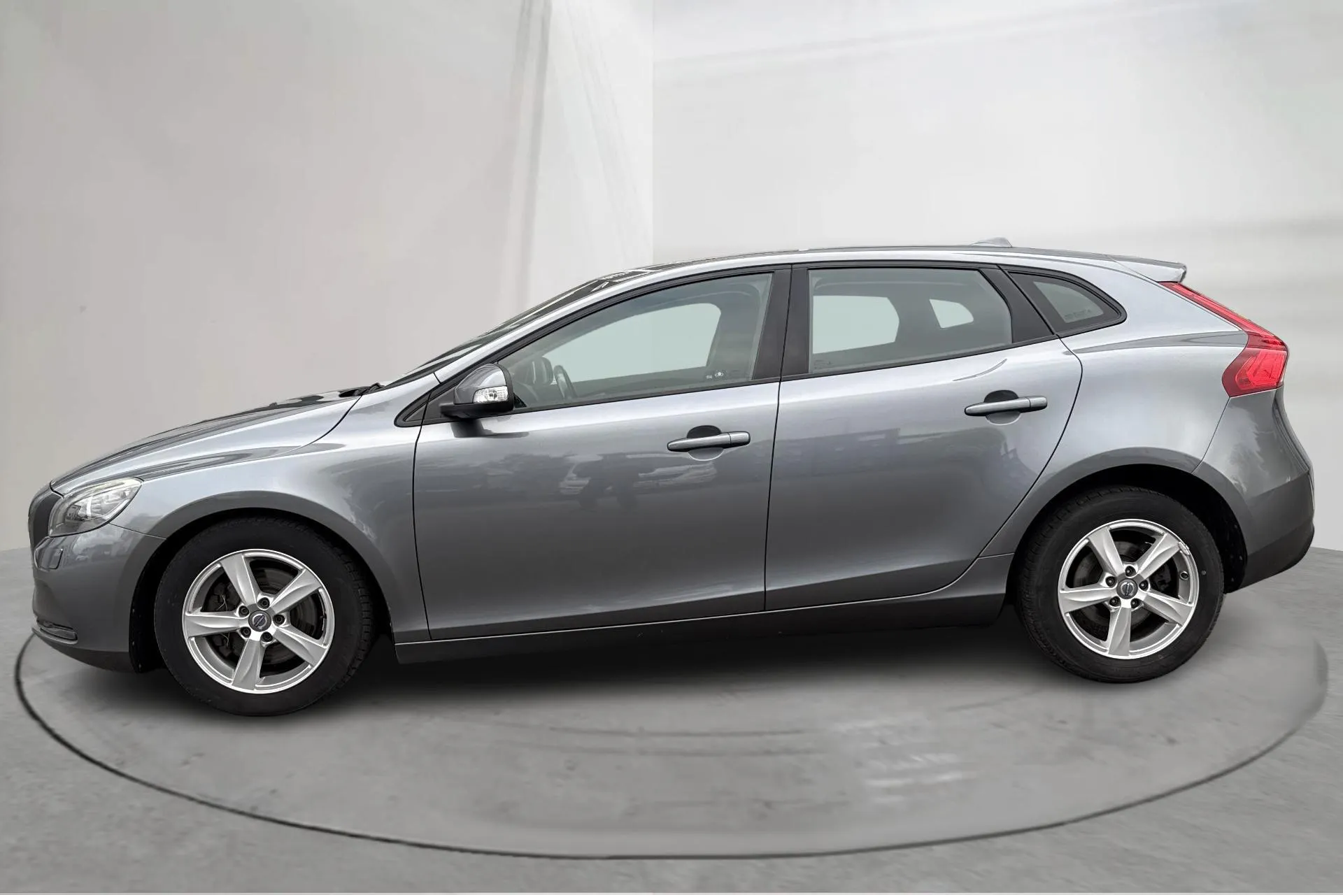 Presentationsfoto 2 av 15: Volvo V40 D2 (120hk) - 14 769 mil - Manuell - grå - 2016
