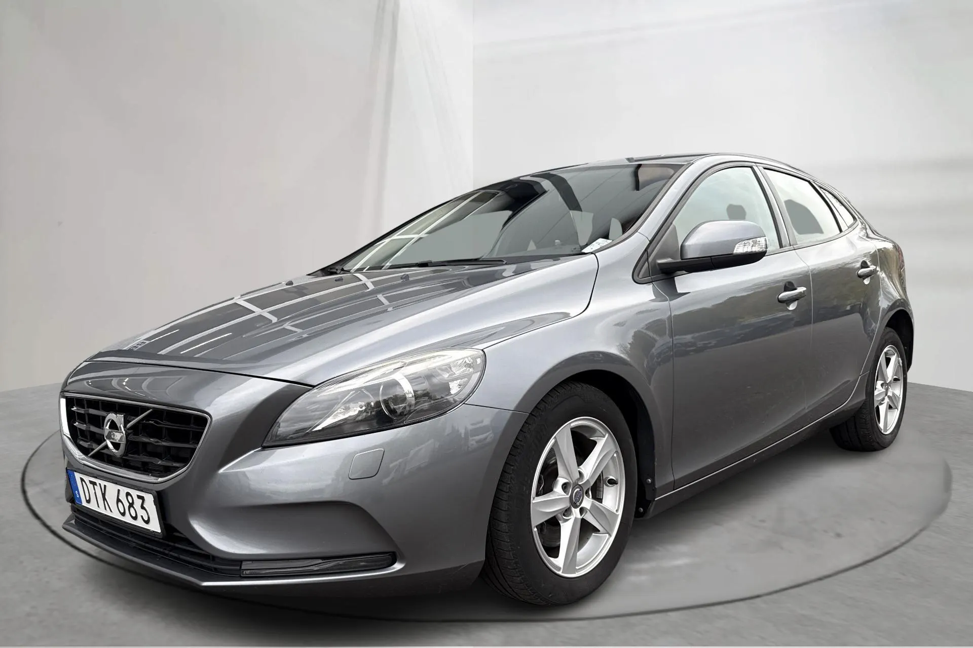Presentationsfoto 1 av 15: Volvo V40 D2 (120hk) - 14 769 mil - Manuell - grå - 2016