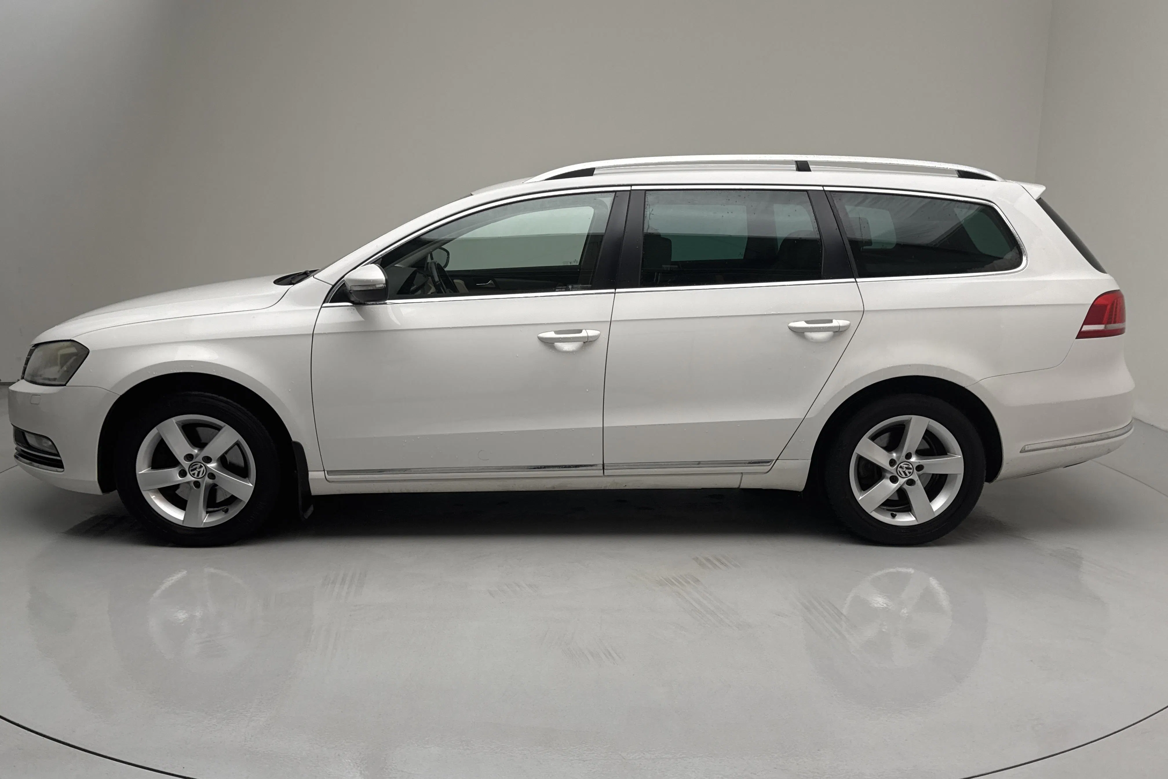 Presentationsfoto 2 av 15: VW Passat 1.4 TSI EcoFuel Variant (150hk) - 23 723 mil - Automat - vit - 2011
