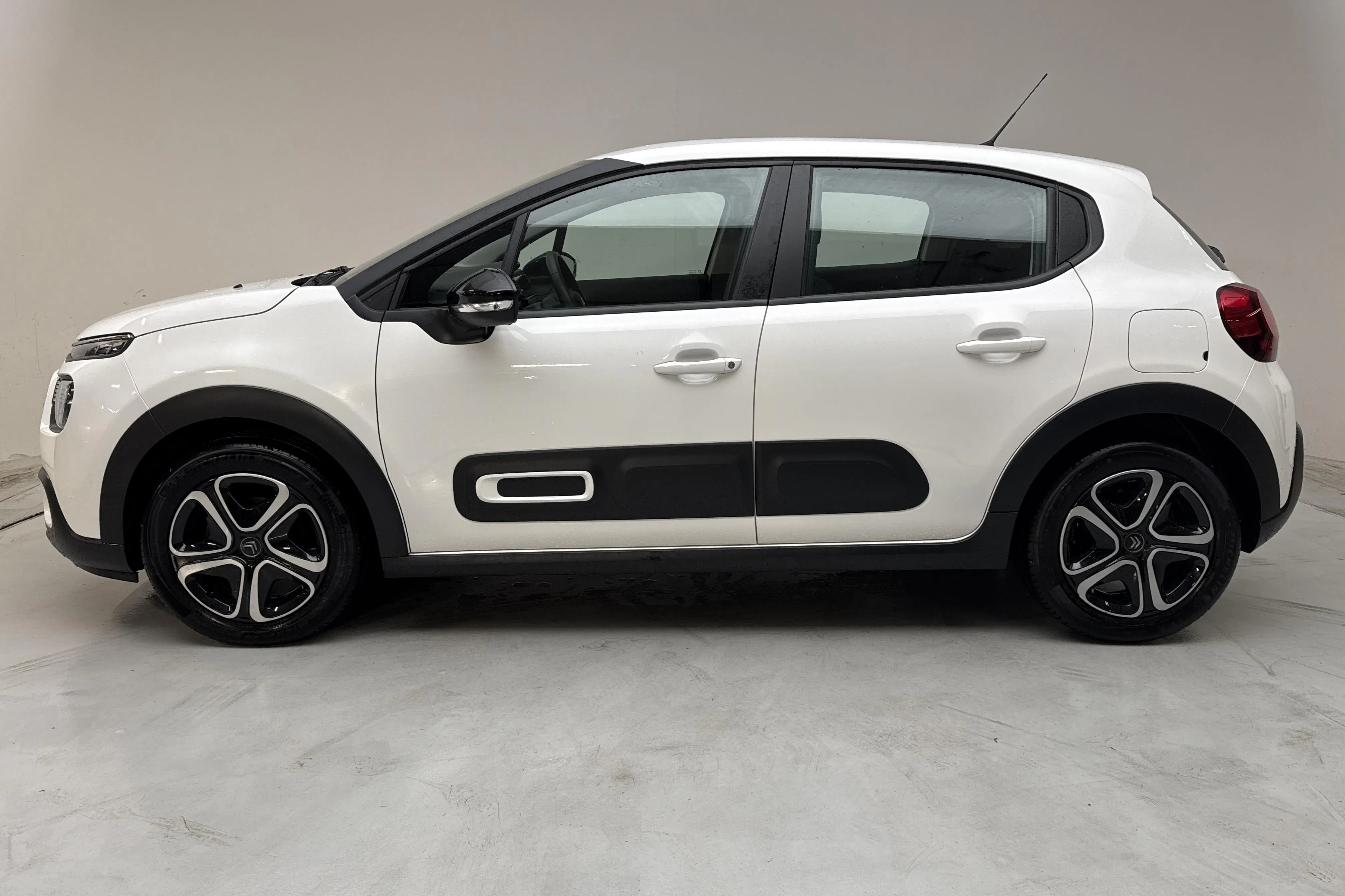 Presentation photo 2 of 12: Citroën C3 PureTech (82hk) - 33 430 km - Manual - white - 2021