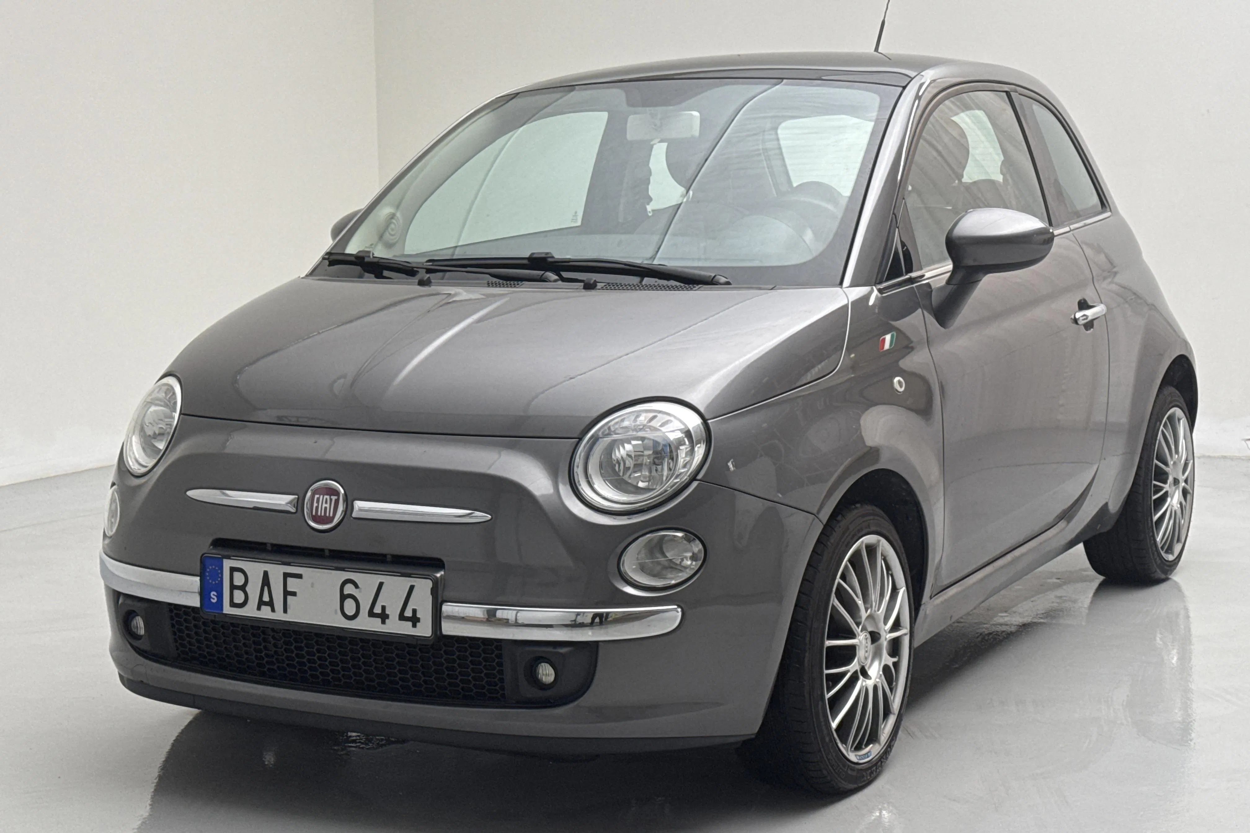 Presentationsfoto 1 av 12: Fiat 500 1.2 (69hk) - 7 332 mil - Manuell - grå - 2011