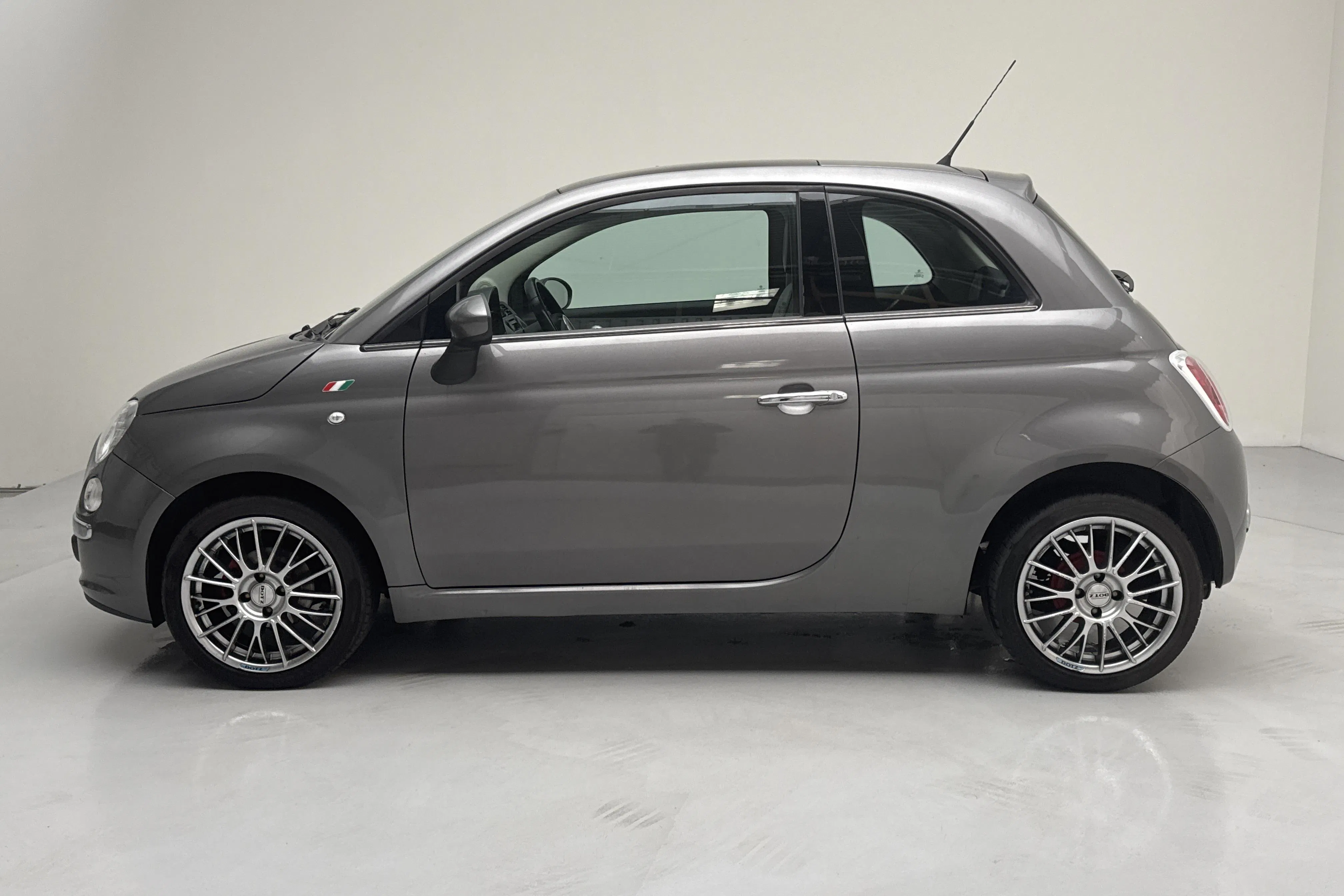 Presentationsfoto 2 av 12: Fiat 500 1.2 (69hk) - 7 332 mil - Manuell - grå - 2011