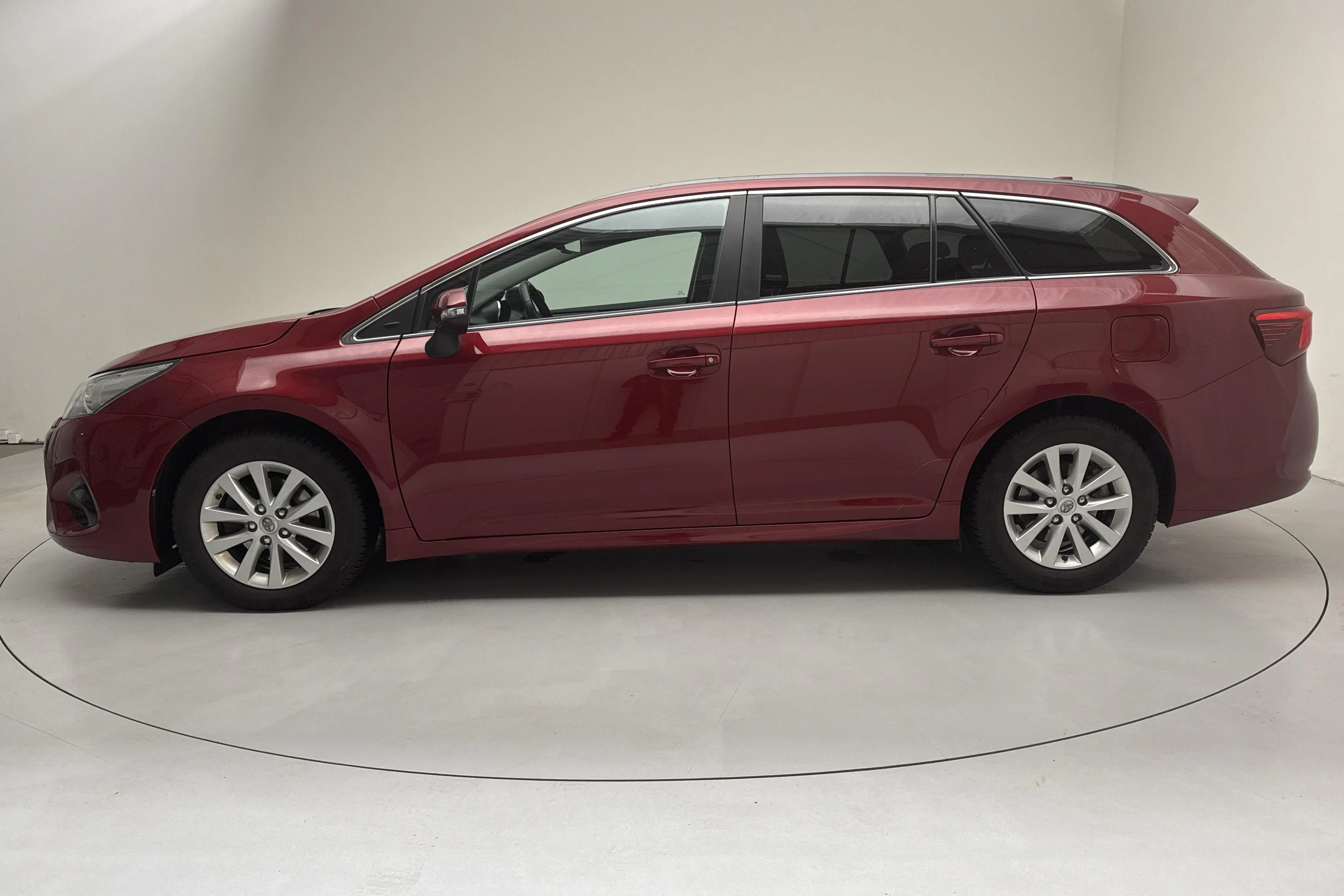 Presentationsfoto 2 av 13: Toyota Avensis 1.8 Touring Sports (147hk) - 8 651 mil - Manuell - röd - 2017