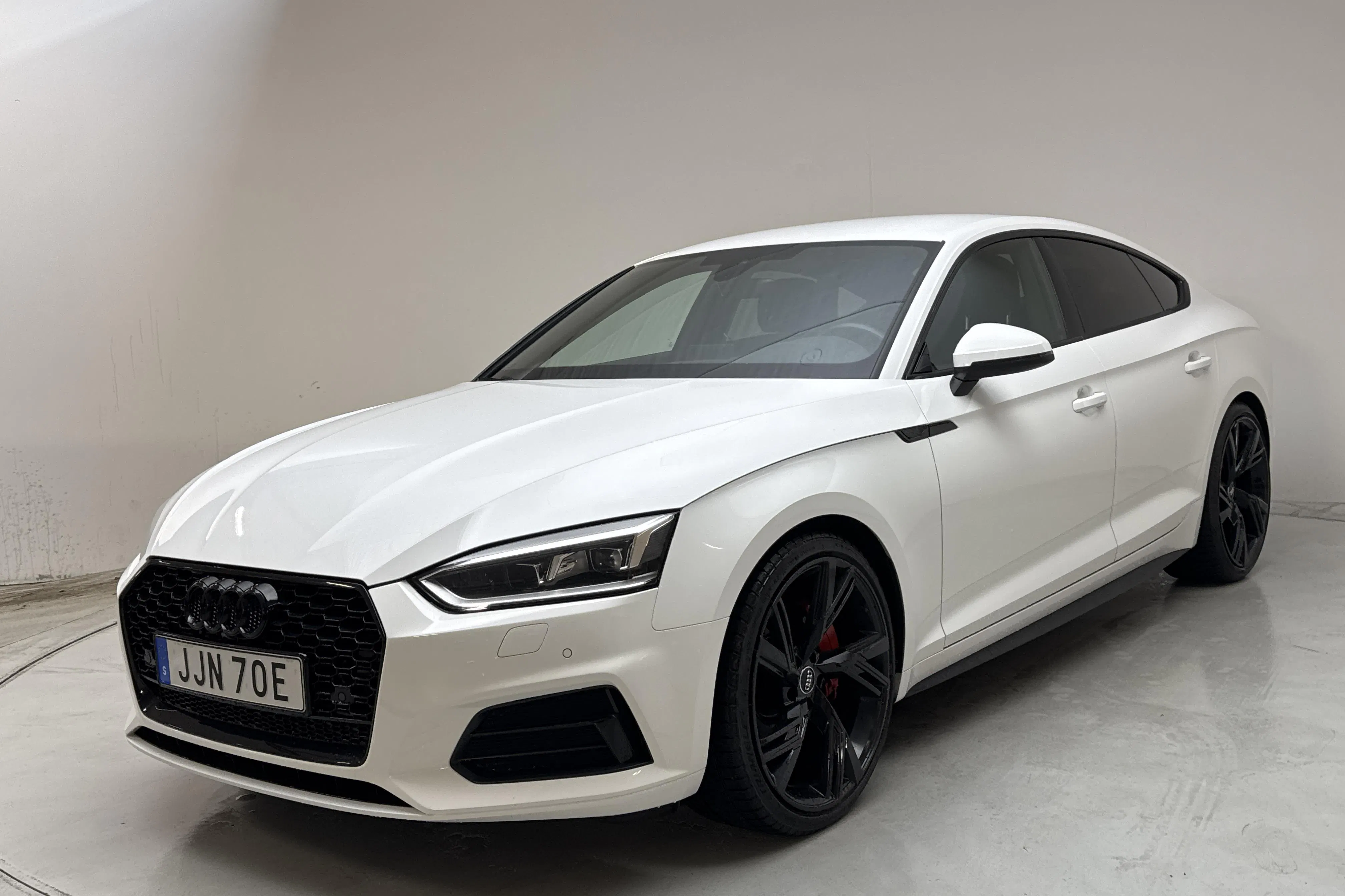 Presentationsfoto 1 av 12: Audi A5 Sportback 45 TFSI quattro (245hk) - 9 987 mil - Automat - vit - 2019