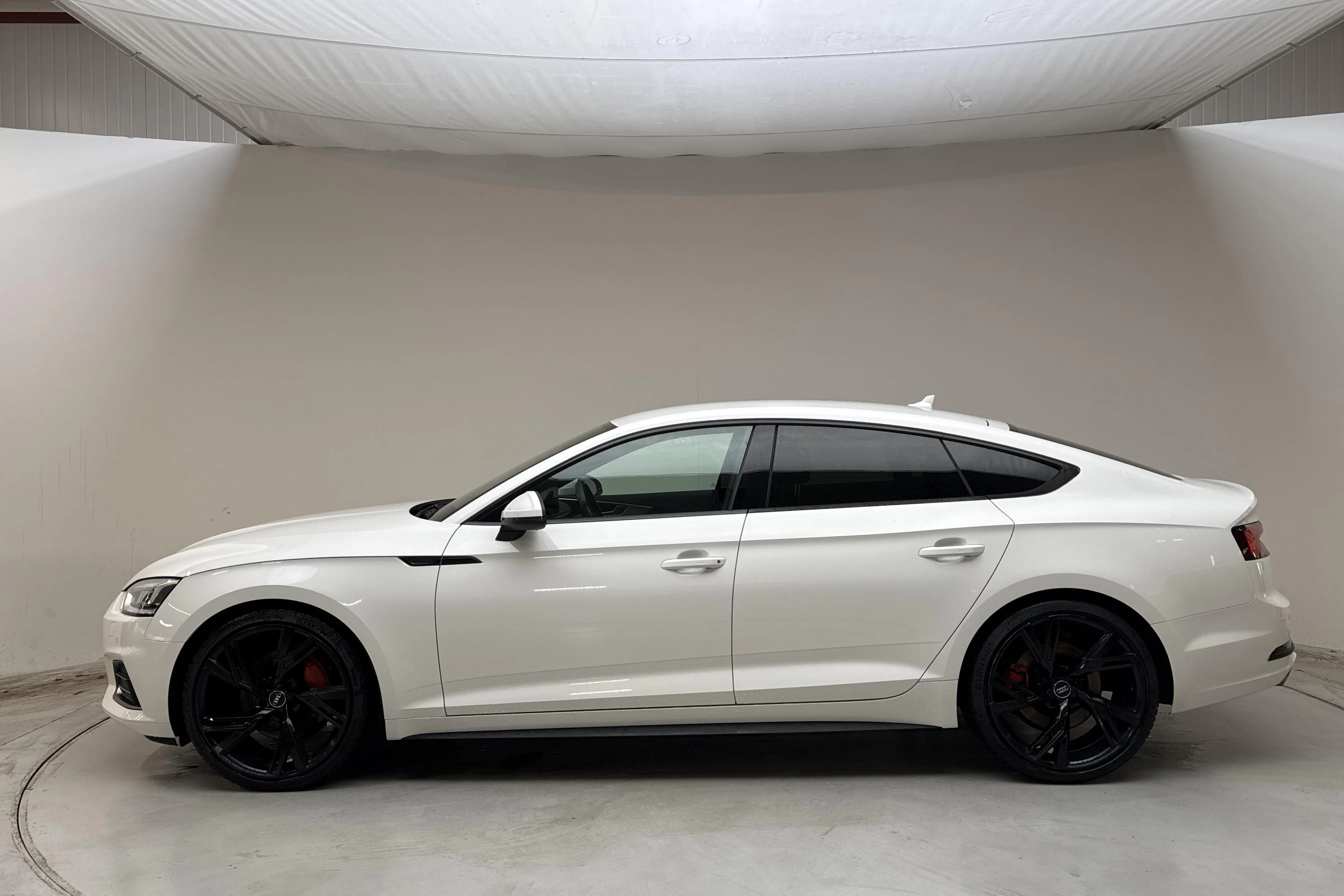 Presentationsfoto 2 av 12: Audi A5 Sportback 45 TFSI quattro (245hk) - 9 987 mil - Automat - vit - 2019