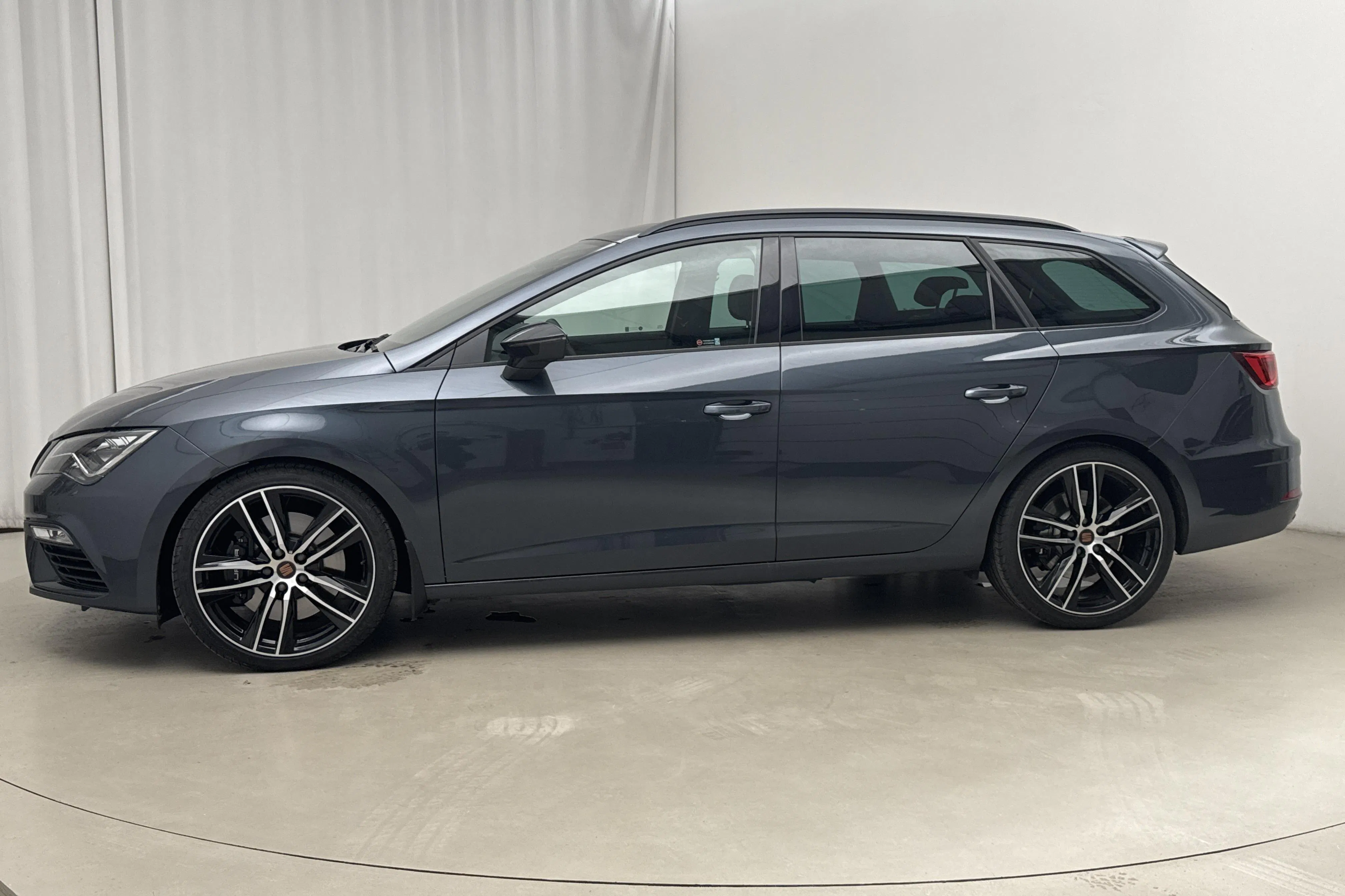 Presentationsfoto 2 av 16: Seat Leon 2.0 TSI Cupra ST 4Drive (300hk) - 3 064 mil - Automat - grå - 2019