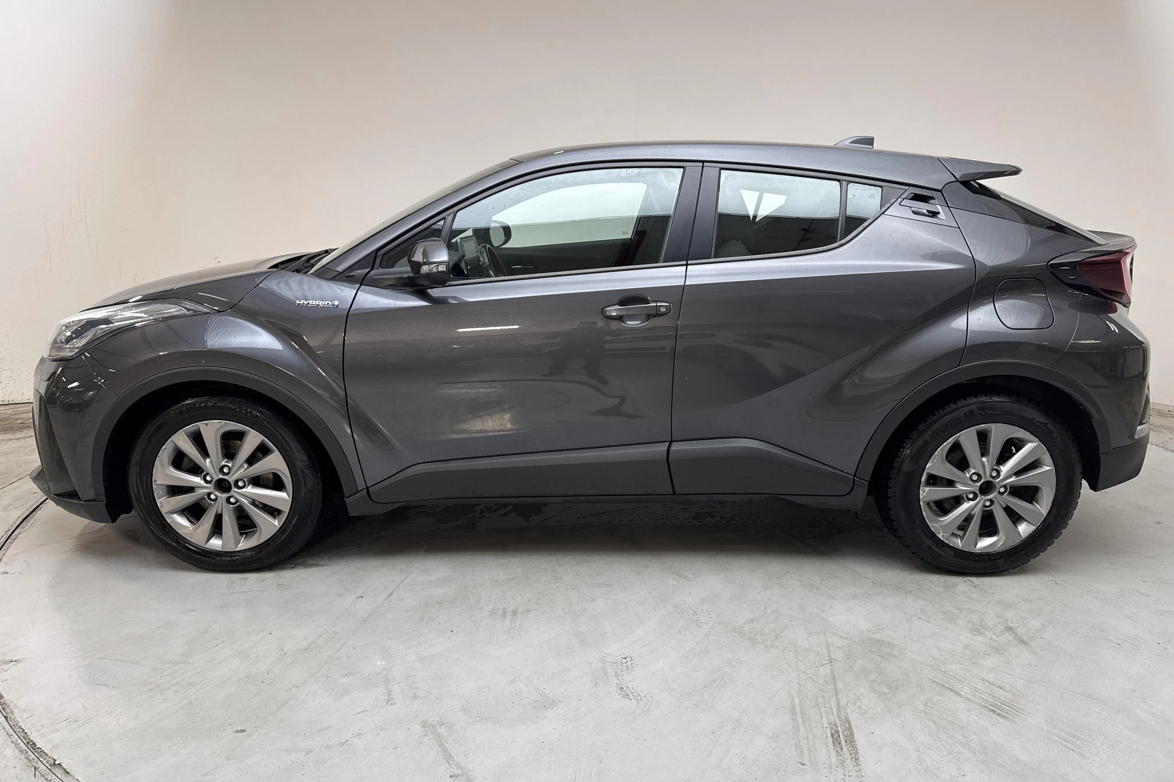 Presentationsfoto 2 av 12: Toyota C-HR 1.8 HSD (122hk) - 13 187 mil - Automat - Mörkgrå - 2020