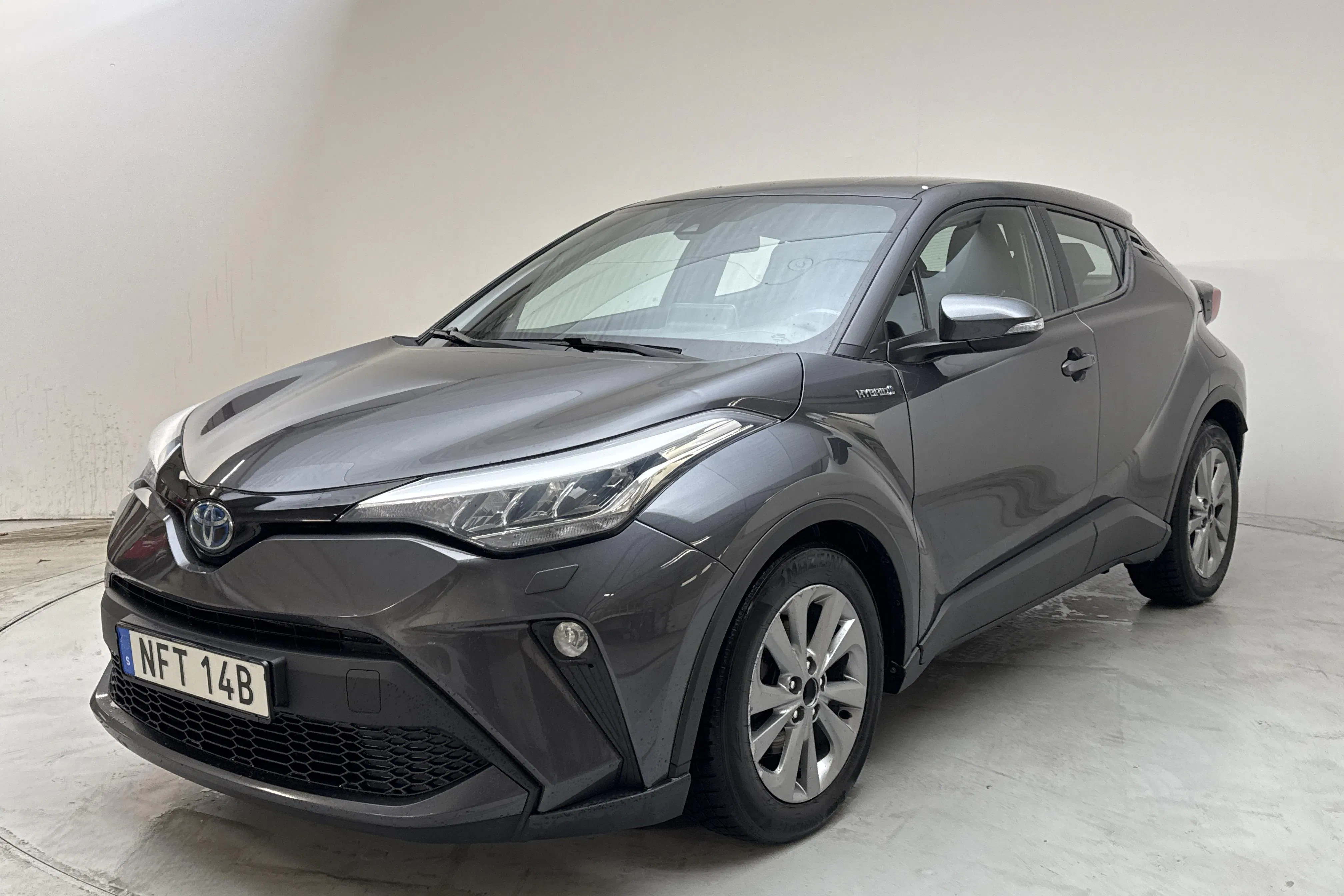 Presentationsfoto 1 av 12: Toyota C-HR 1.8 HSD (122hk) - 13 187 mil - Automat - Mörkgrå - 2020