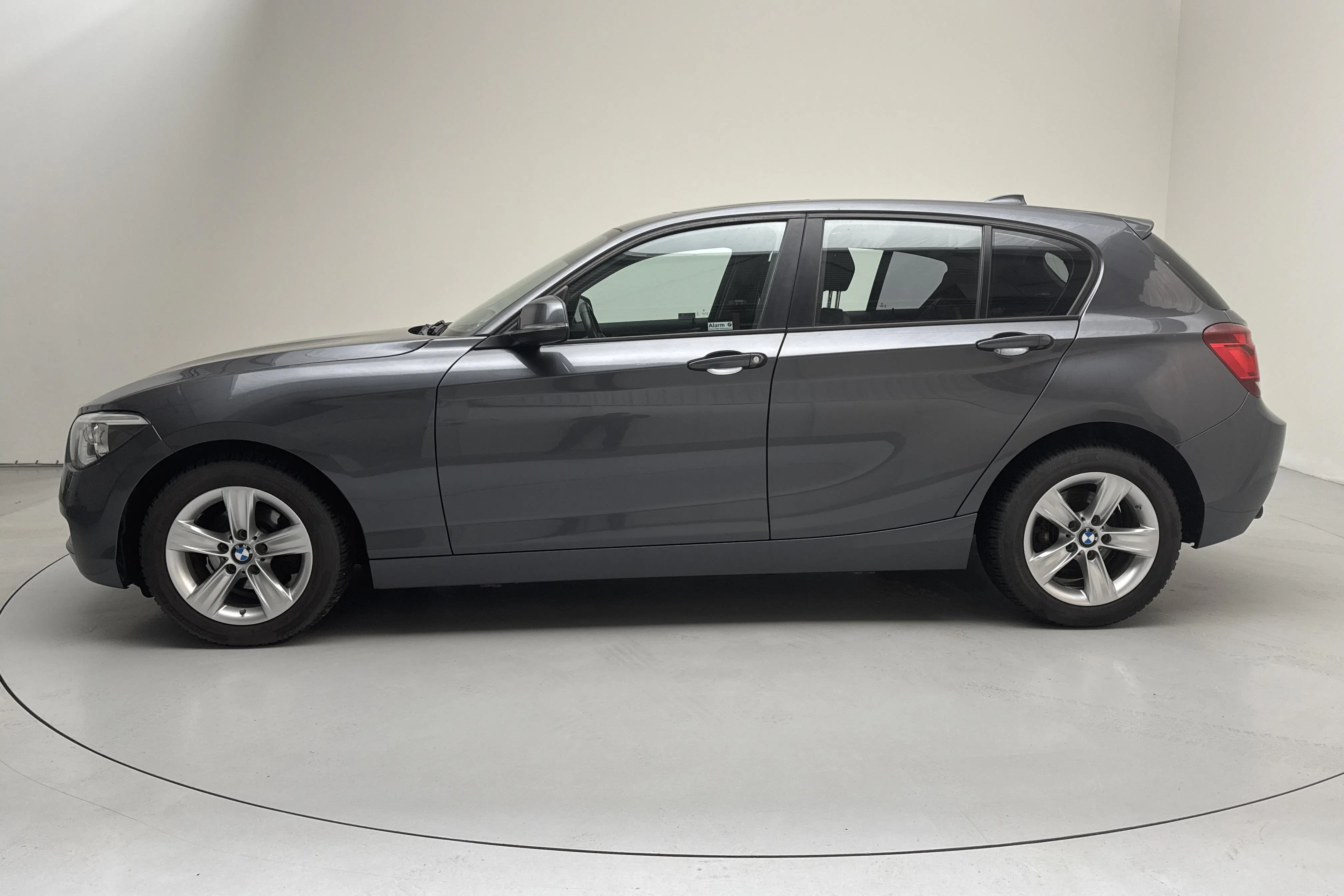 Presentationsfoto 2 av 12: BMW 116d 5dr, F20 (116hk) - 13 000 mil - Manuell - grå - 2015