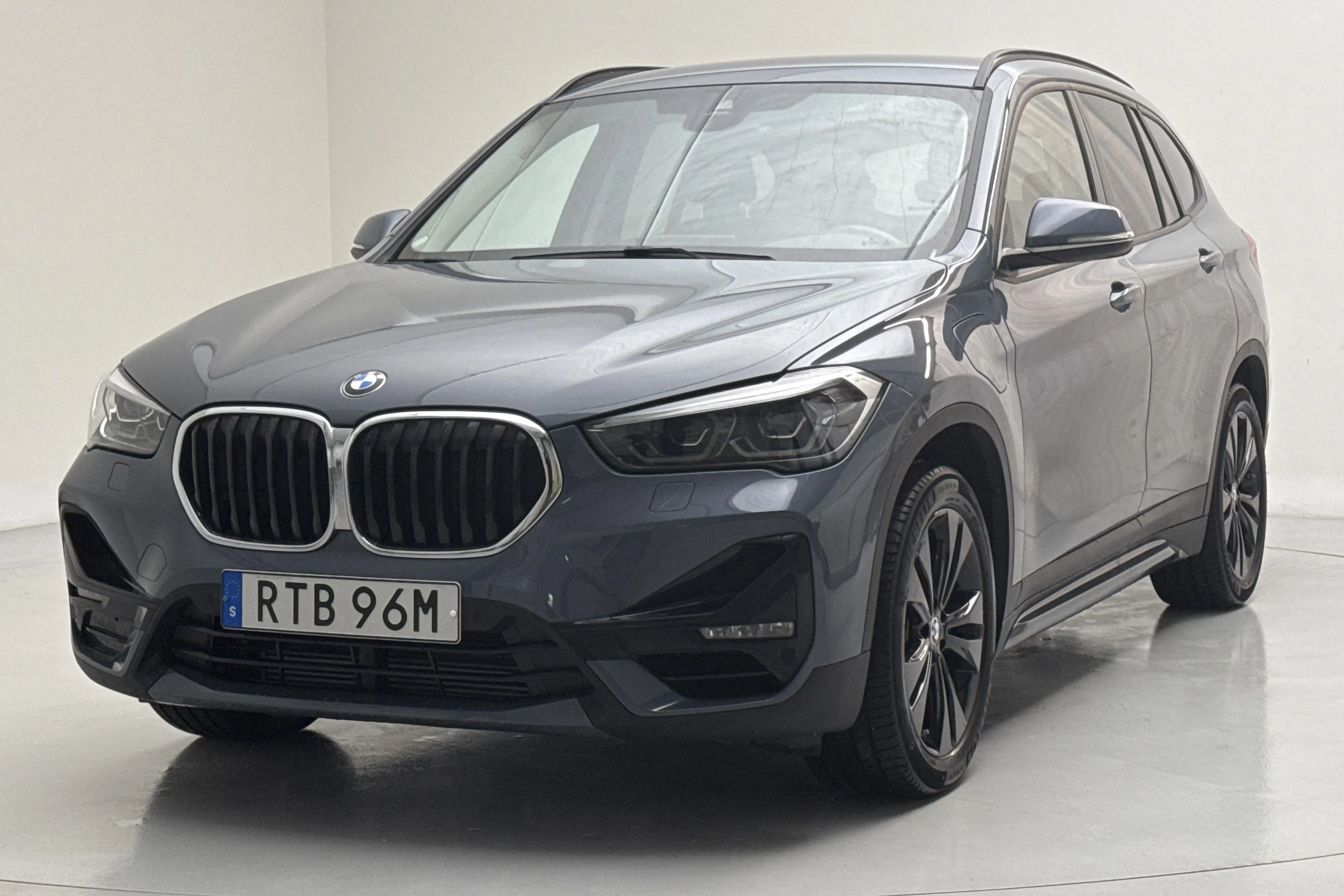 Presentationsfoto 1 av 16: BMW X1 xDrive25e 9,7kWh LCI, F48 (220hk) - 5 787 mil - Automat - Mörkgrå - 2021