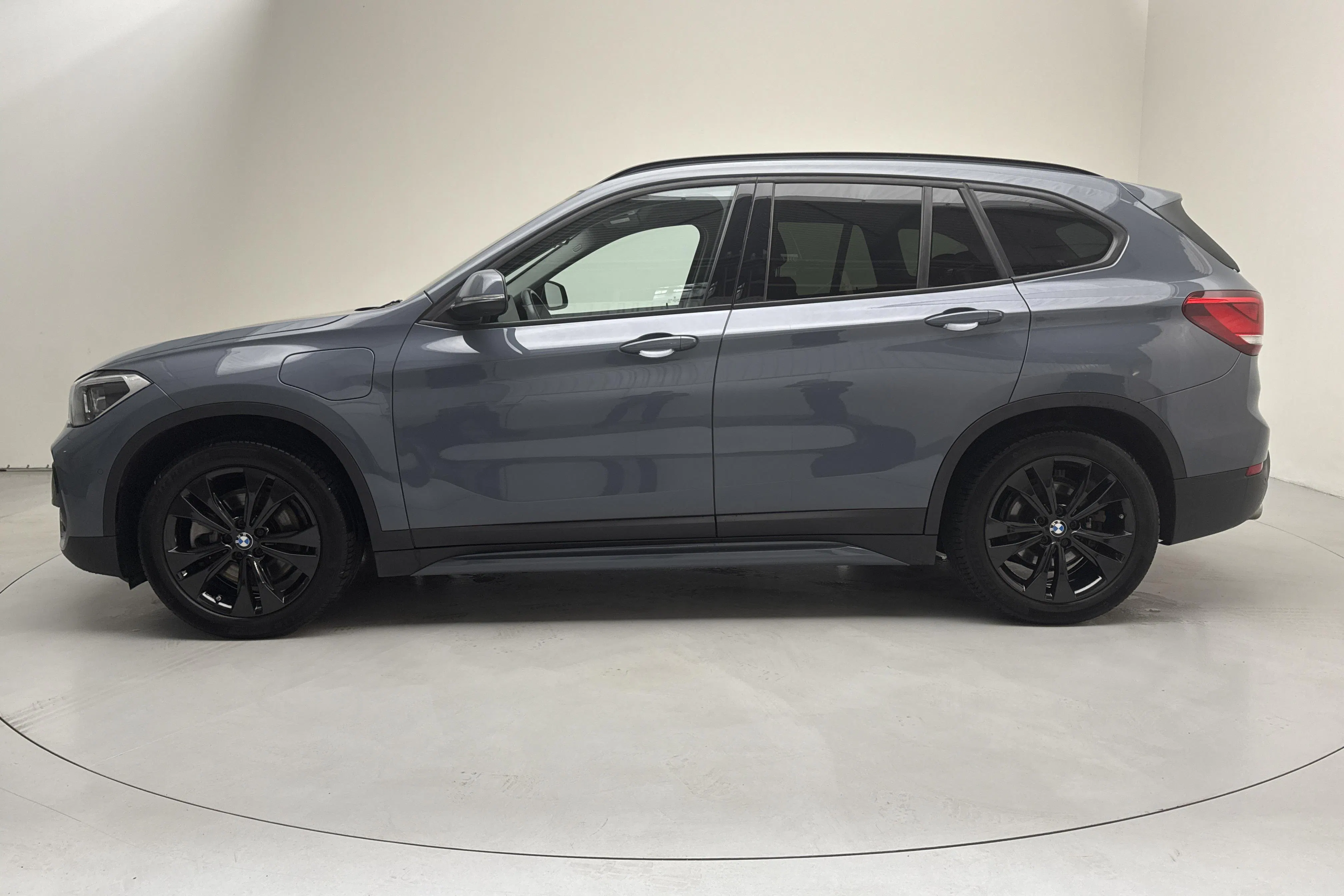 Presentationsfoto 2 av 16: BMW X1 xDrive25e 9,7kWh LCI, F48 (220hk) - 5 787 mil - Automat - Mörkgrå - 2021