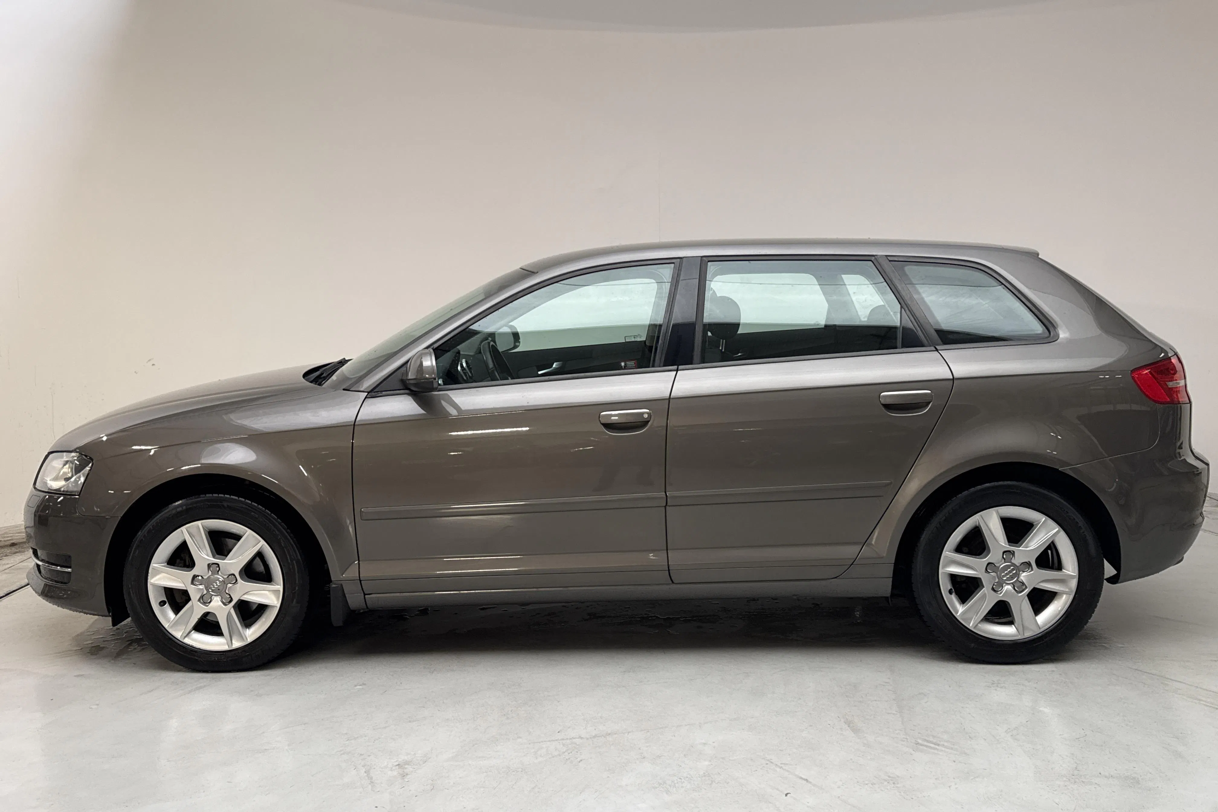 Presentation photo 2 of 13: Audi A3 2.0 TDI Sportback (140hk) - 194 210 km - Manual - gray - 2011
