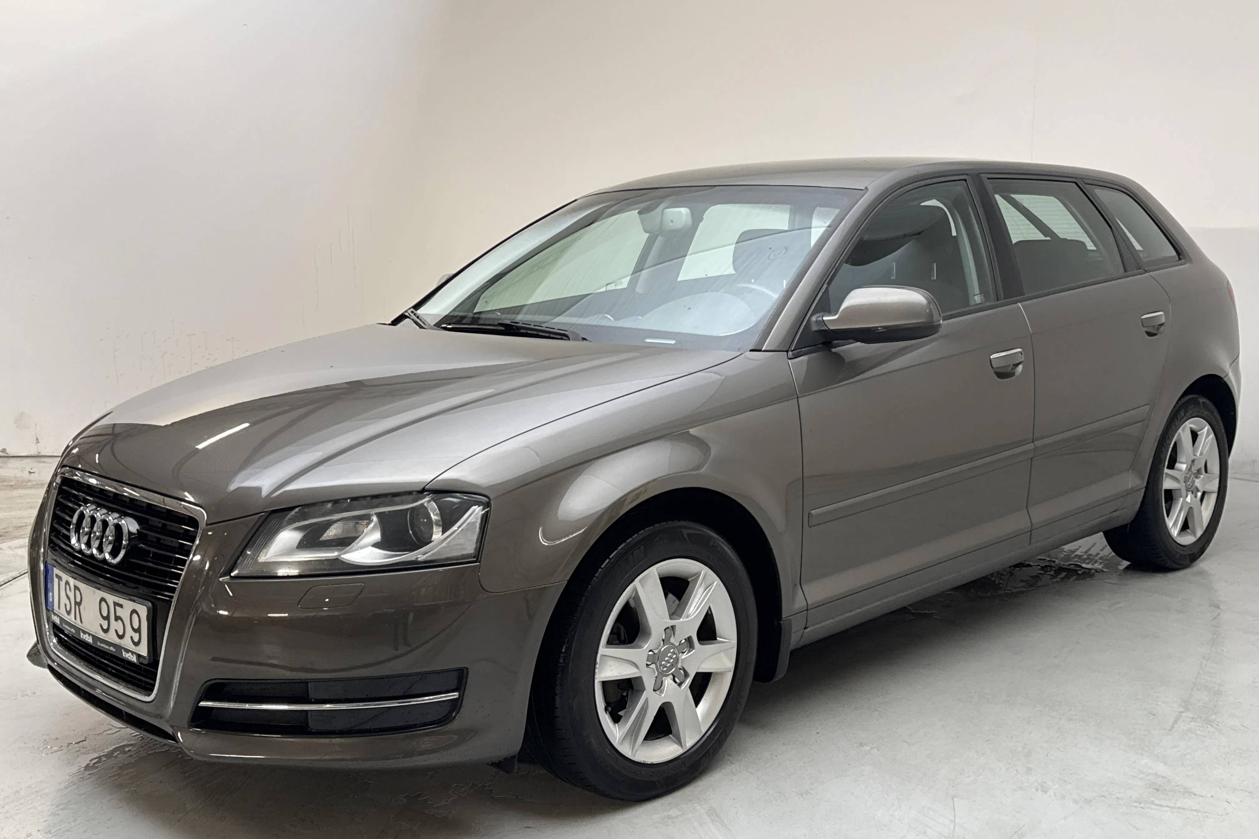 Presentation photo 1 of 13: Audi A3 2.0 TDI Sportback (140hk) - 194 210 km - Manual - gray - 2011