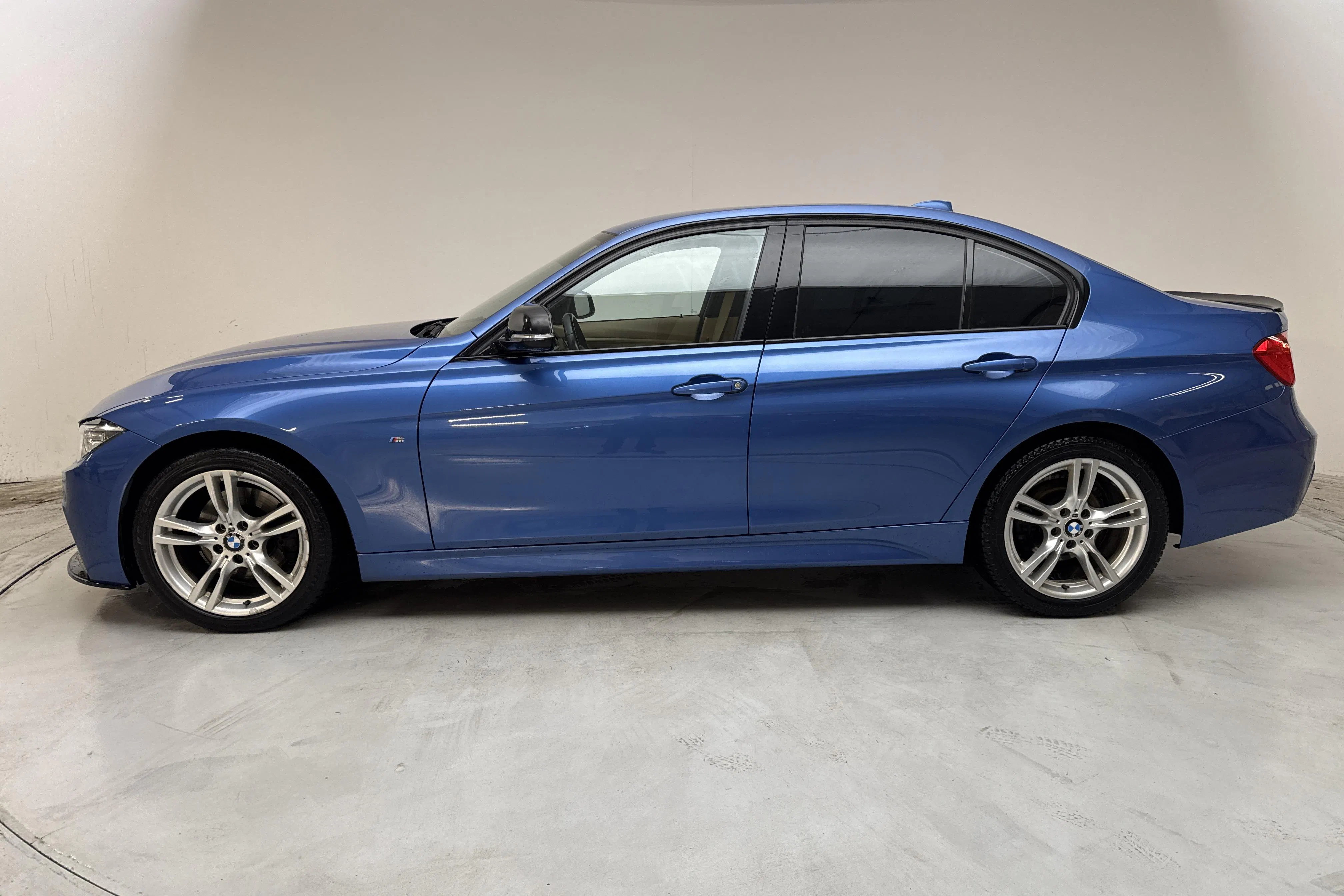 Presentationsfoto 2 av 11: BMW 328i xDrive Sedan, F30 (245hk) - 18 811 mil - Manuell - blå - 2013