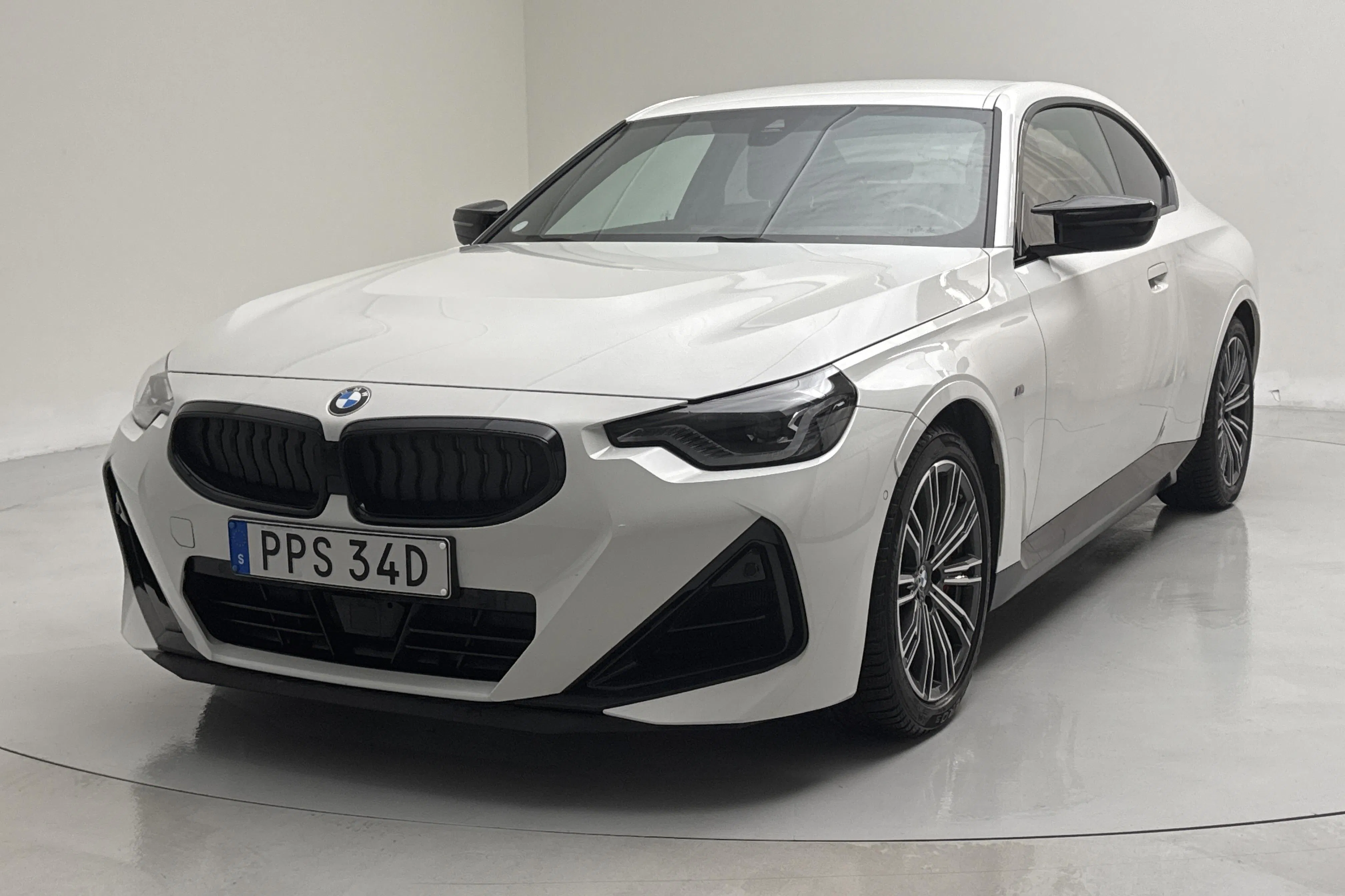 Presentationsfoto 1 av 20: BMW M240i xDrive Coupé, G42 (374hk) - 7 657 mil - Automat - vit - 2023