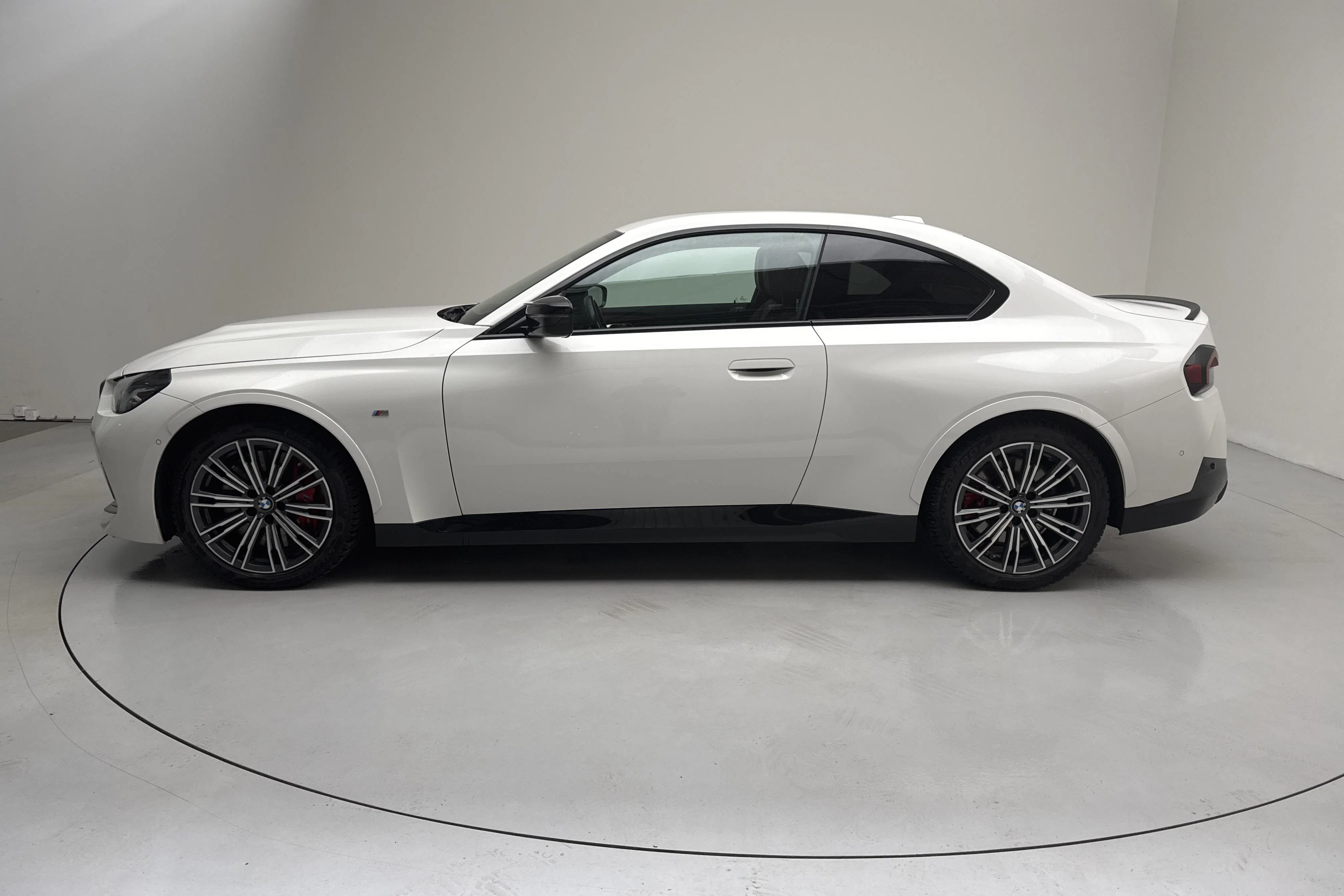 Presentationsfoto 2 av 20: BMW M240i xDrive Coupé, G42 (374hk) - 7 657 mil - Automat - vit - 2023
