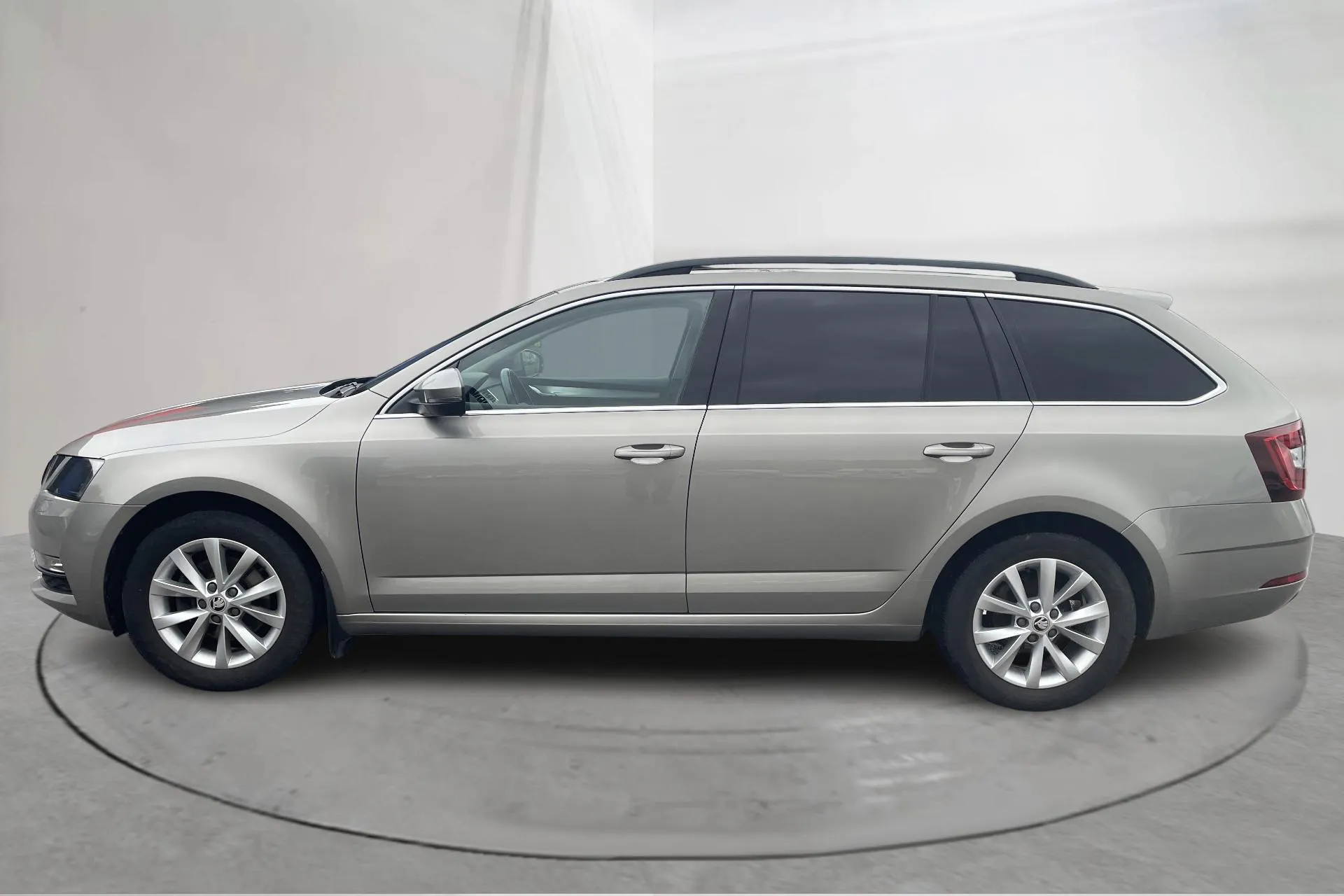 Presentationsfoto 2 av 20: Skoda Octavia III 1.0 TSI Combi (115hk) - 7 393 mil - Manuell - Ljusbrun - 2019