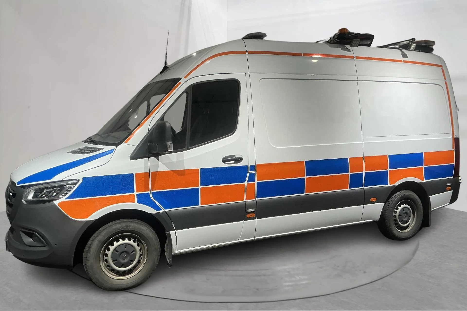 Presentationsfoto 2 av 16: Mercedes Sprinter 319 CDI Skåp RWD (190hk) - 9 039 mil - Automat - vit - 2023