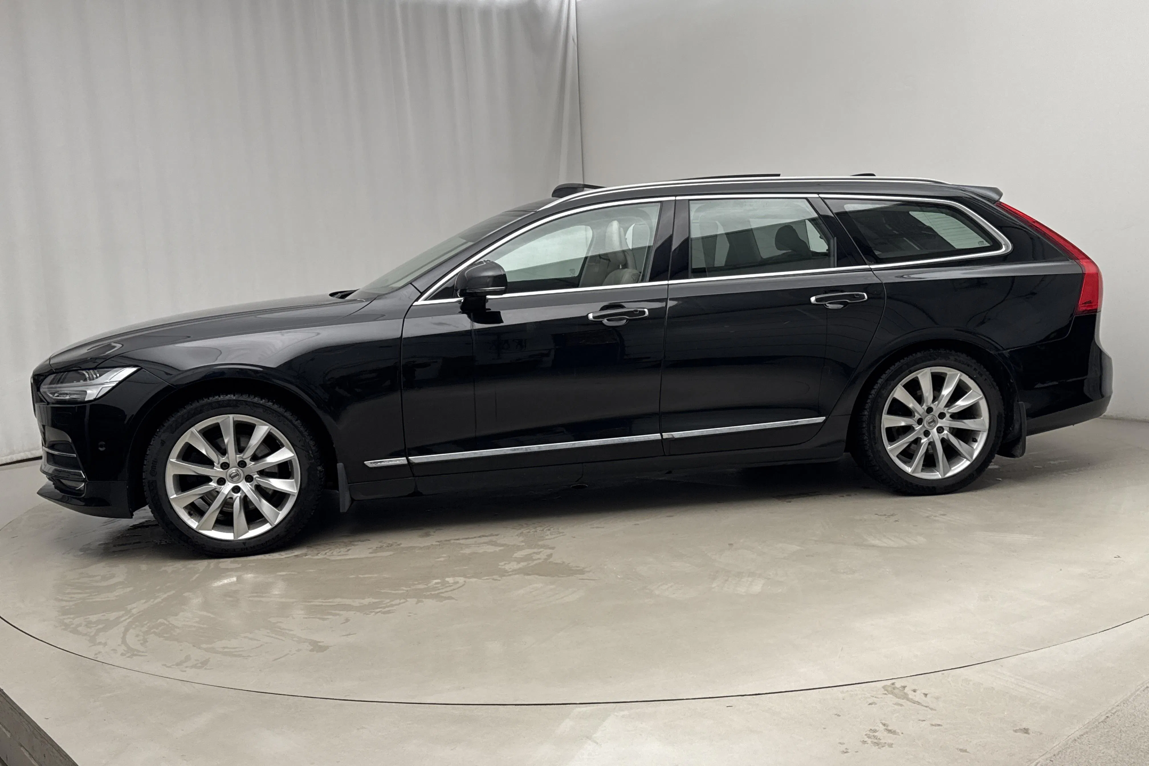 Presentationsfoto 2 av 24: Volvo V90 T5 (254hk) - 18 997 mil - Automat - svart - 2017