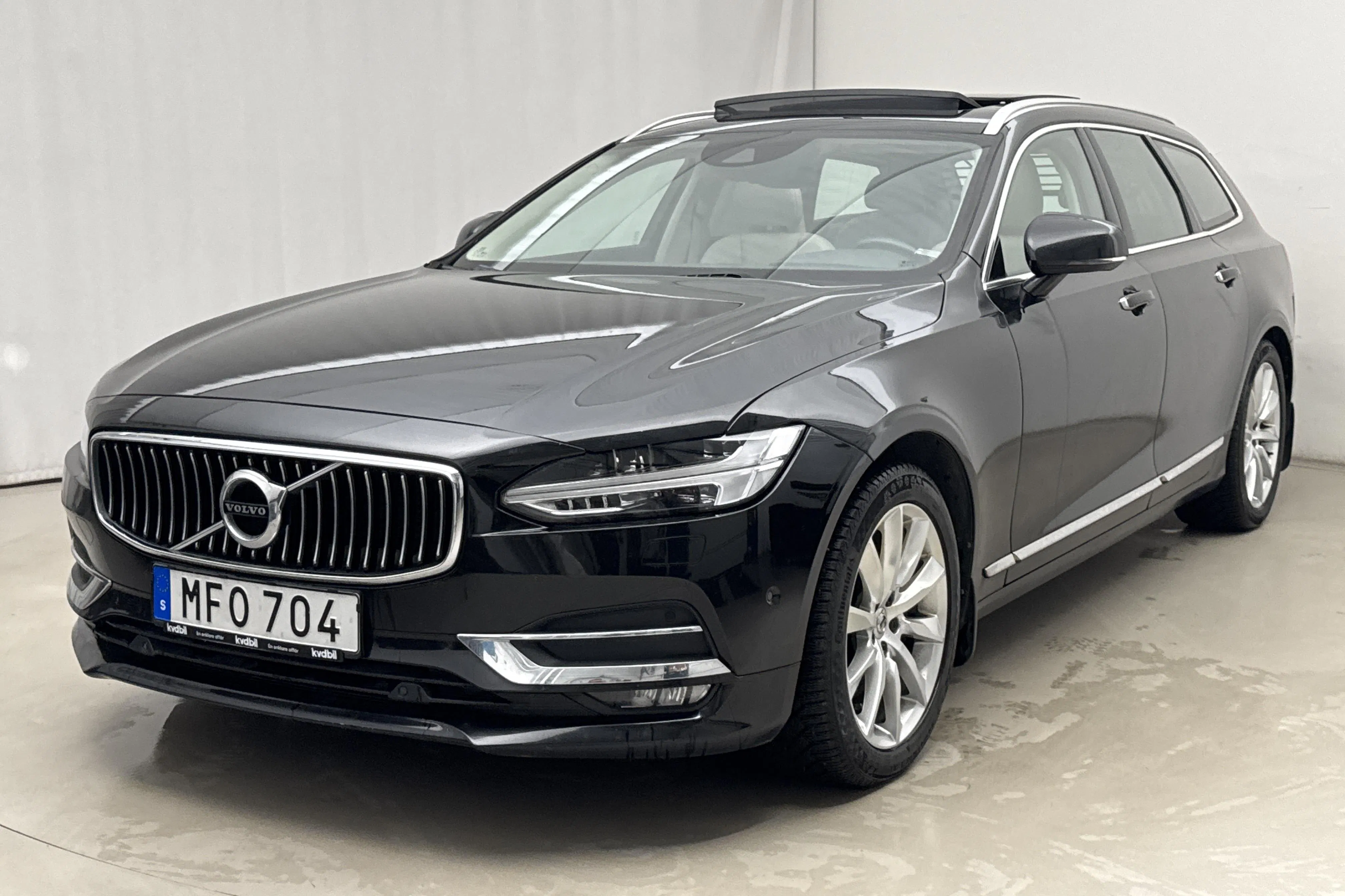 Presentationsfoto 1 av 24: Volvo V90 T5 (254hk) - 18 997 mil - Automat - svart - 2017
