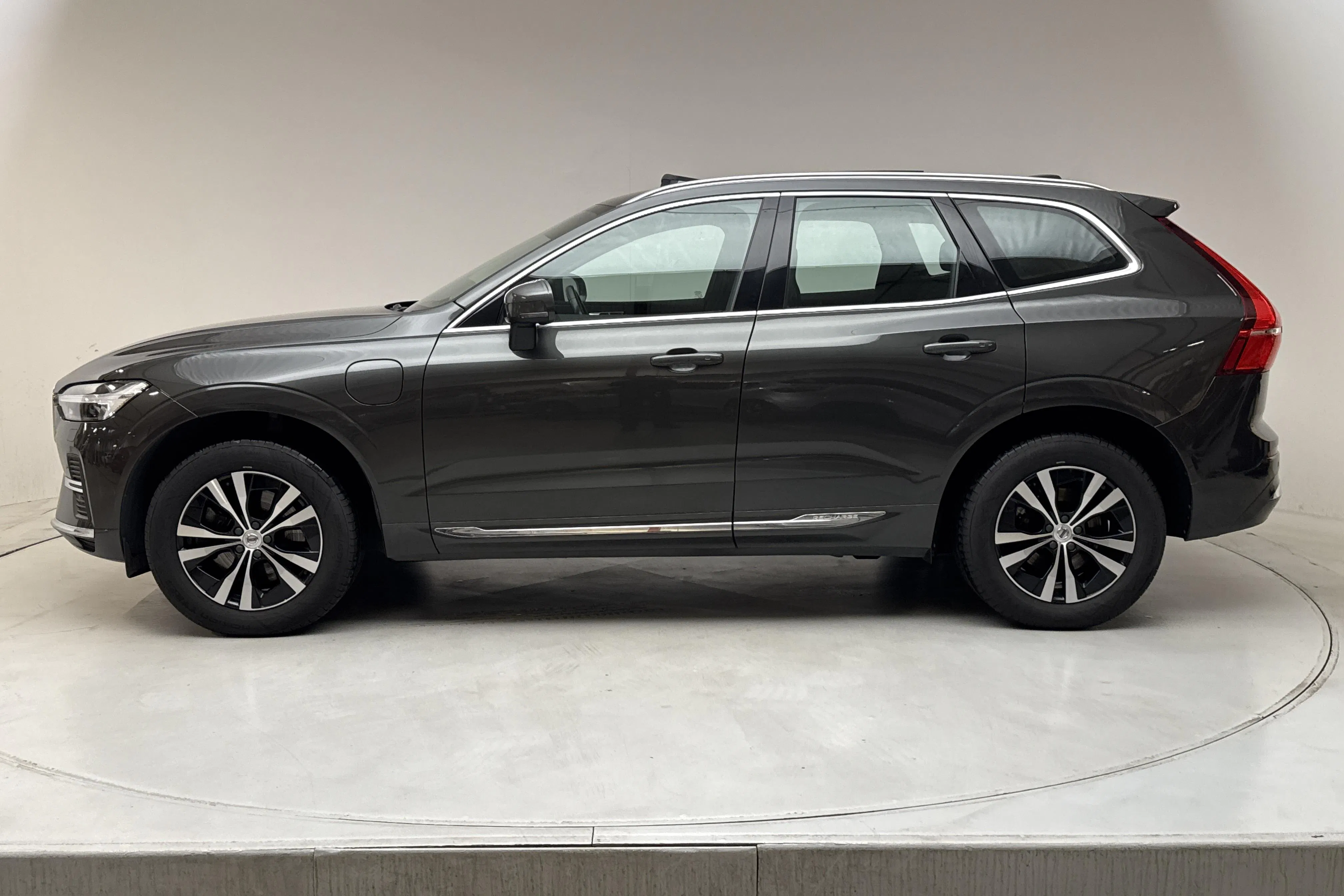 Presentationsfoto 2 av 21: Volvo XC60 T6 AWD Recharge (340hk) - 17 751 mil - Automat - Mörkgrå - 2022