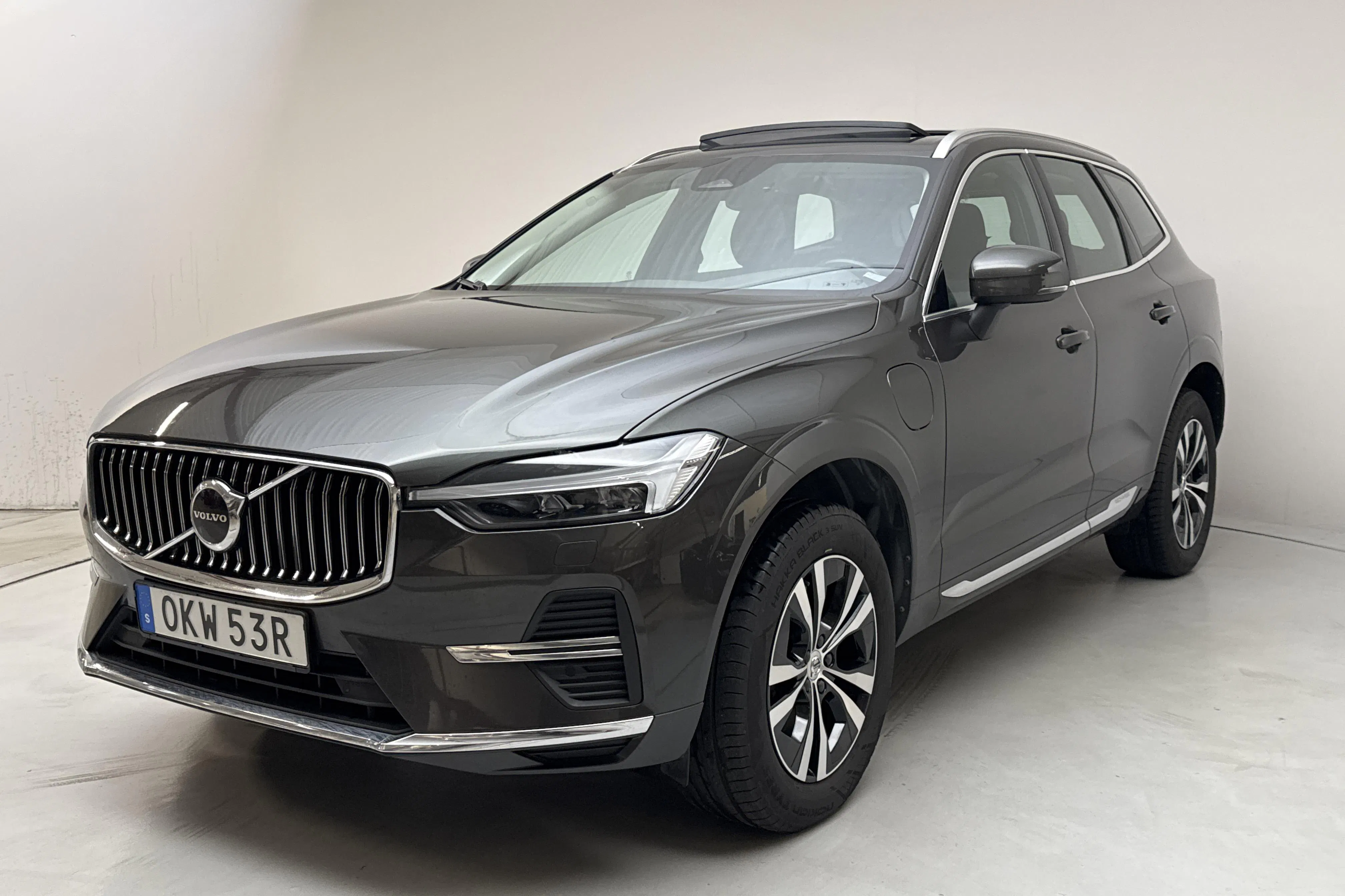 Presentationsfoto 1 av 21: Volvo XC60 T6 AWD Recharge (340hk) - 17 751 mil - Automat - Mörkgrå - 2022