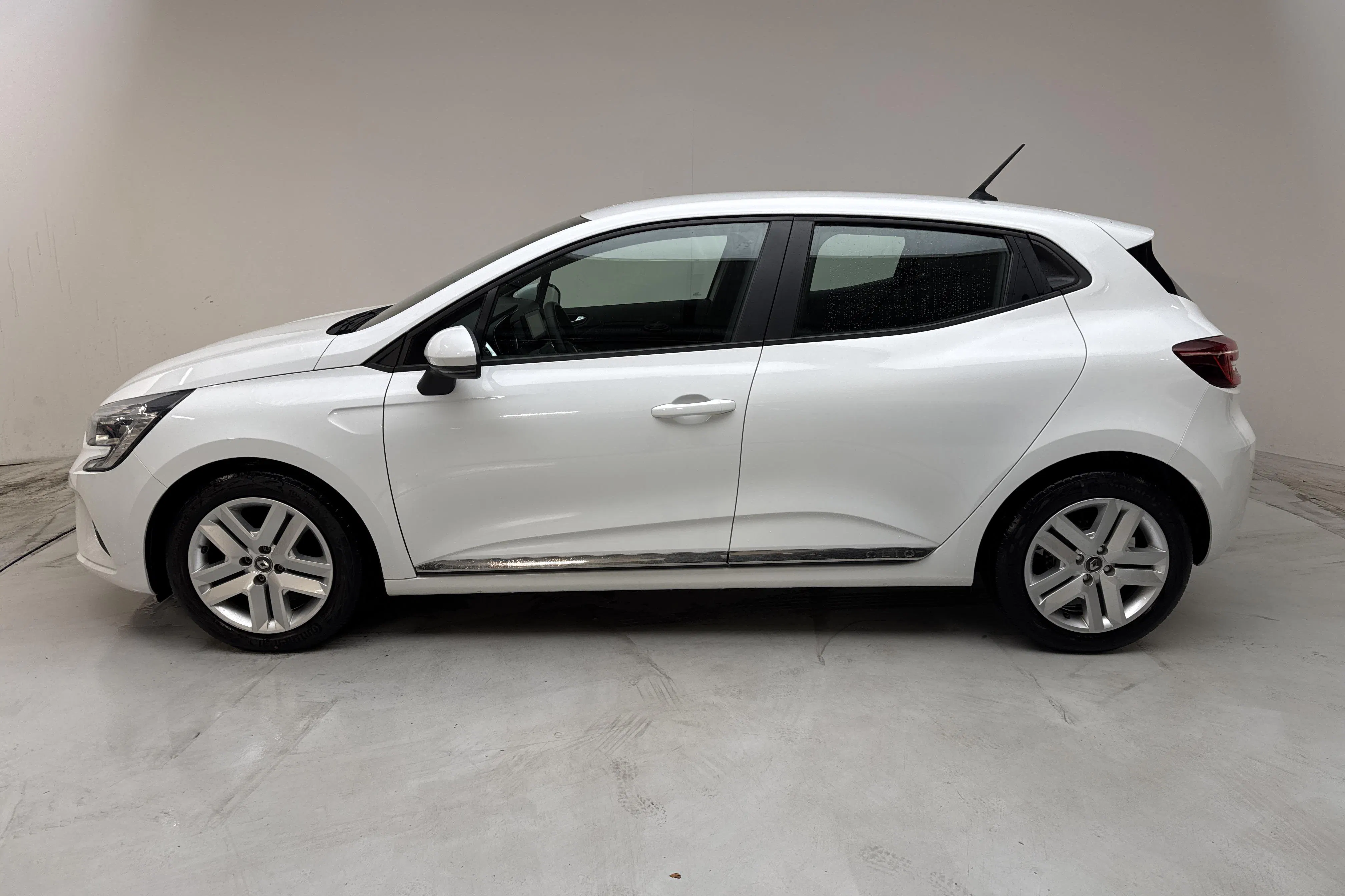 Presentationsfoto 2 av 12: Renault Clio V 1.0 TCe 5dr (100hk) - 5 314 mil - Manuell - vit - 2020