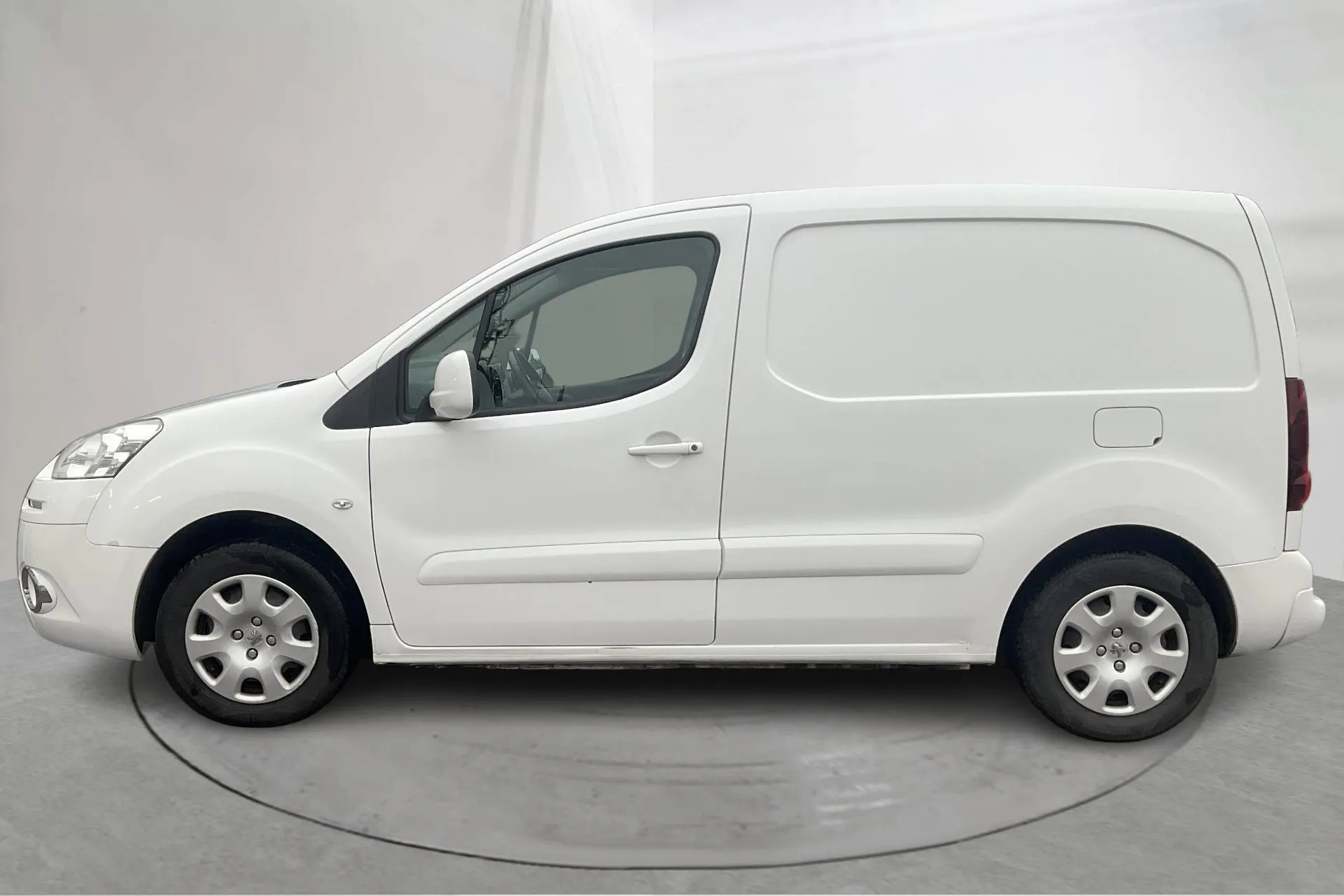 Presentationsfoto 2 av 14: Peugeot Partner 1.6 e-HDI Skåp (90hk) - 11 089 mil - Manuell - vit - 2014