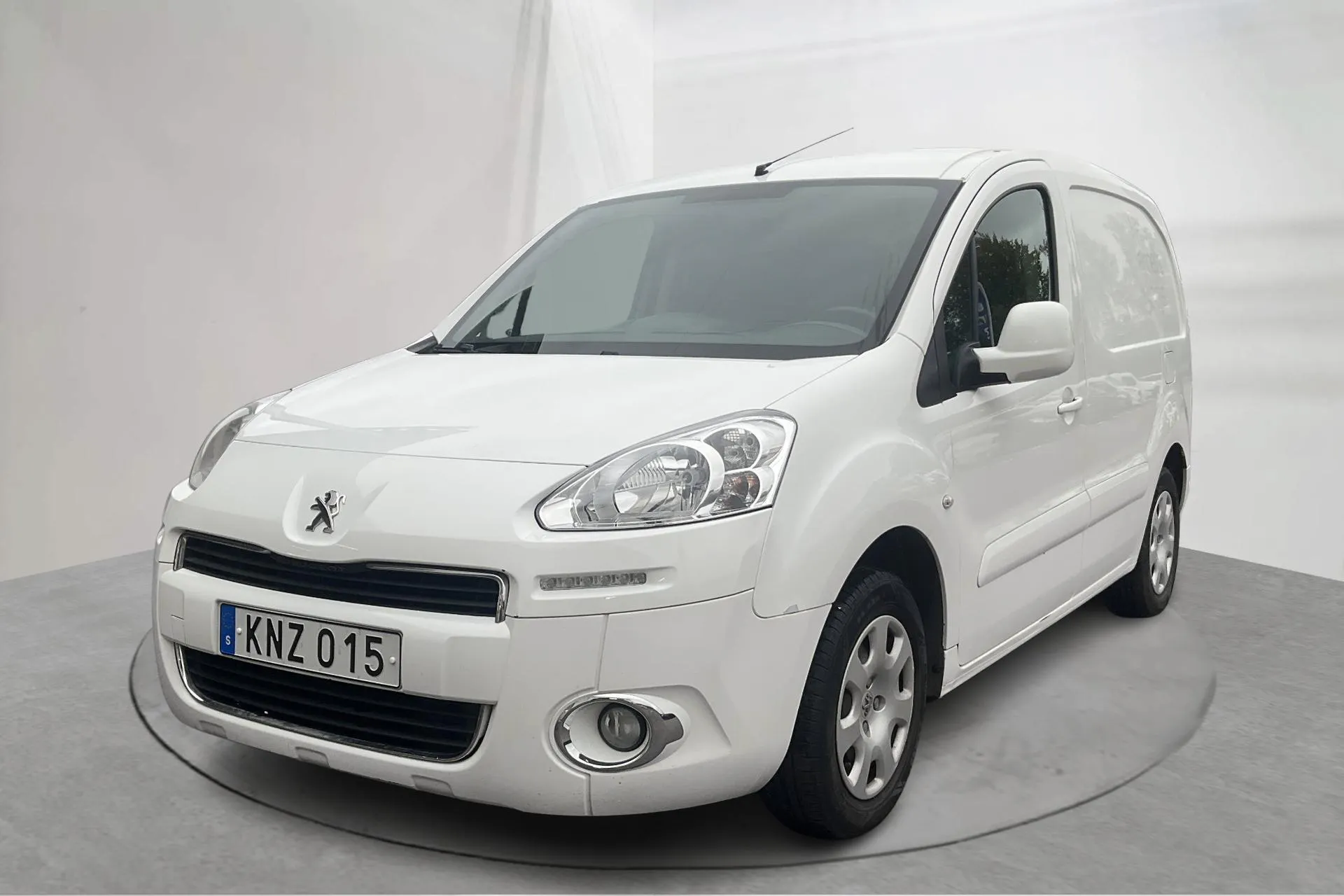 Presentationsfoto 1 av 14: Peugeot Partner 1.6 e-HDI Skåp (90hk) - 11 089 mil - Manuell - vit - 2014