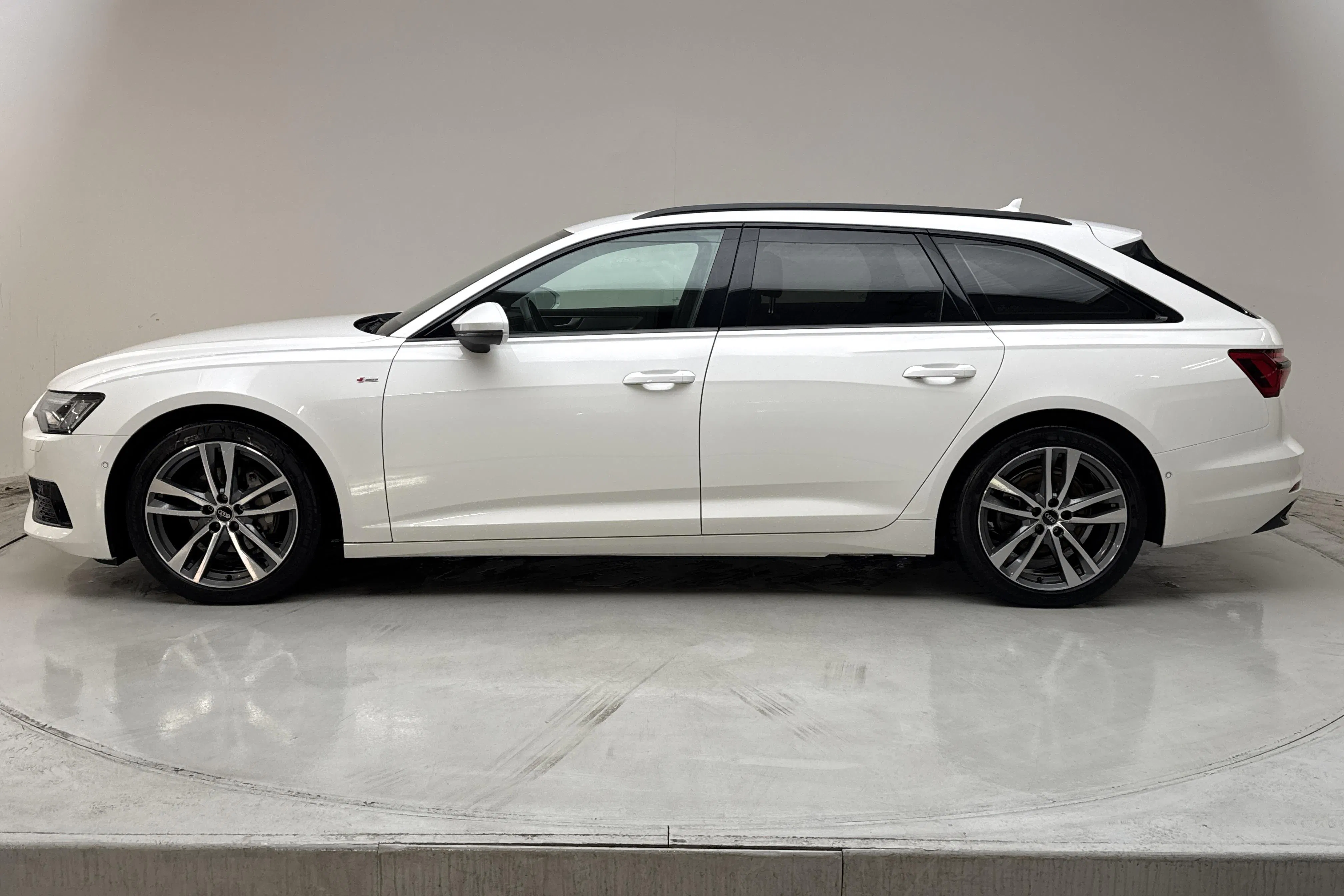 Presentationsfoto 2 av 14: Audi A6 Avant 40 TDI quattro (204hk) - 5 389 mil - Automat - vit - 2022