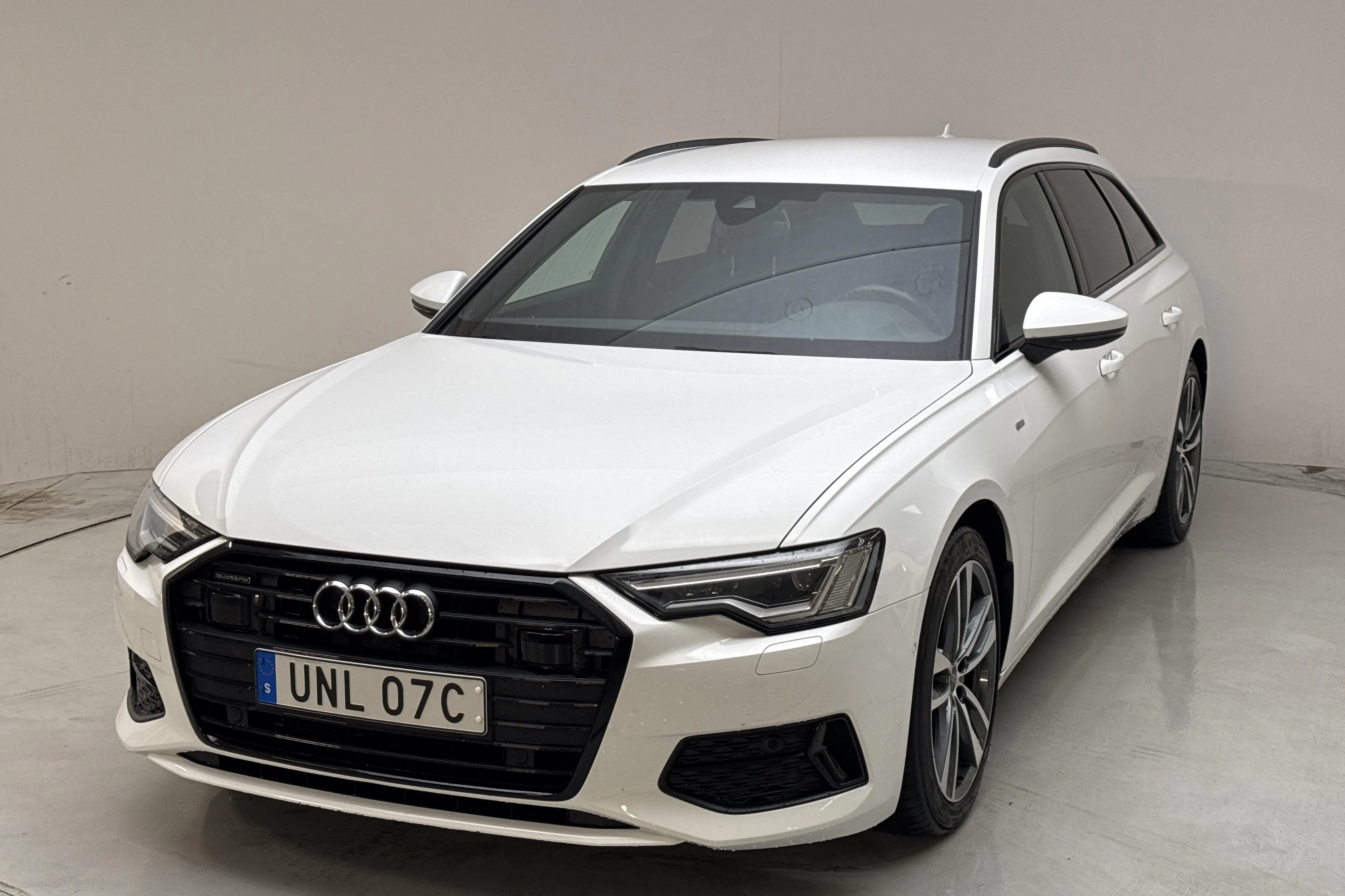 Presentationsfoto 1 av 14: Audi A6 Avant 40 TDI quattro (204hk) - 5 389 mil - Automat - vit - 2022