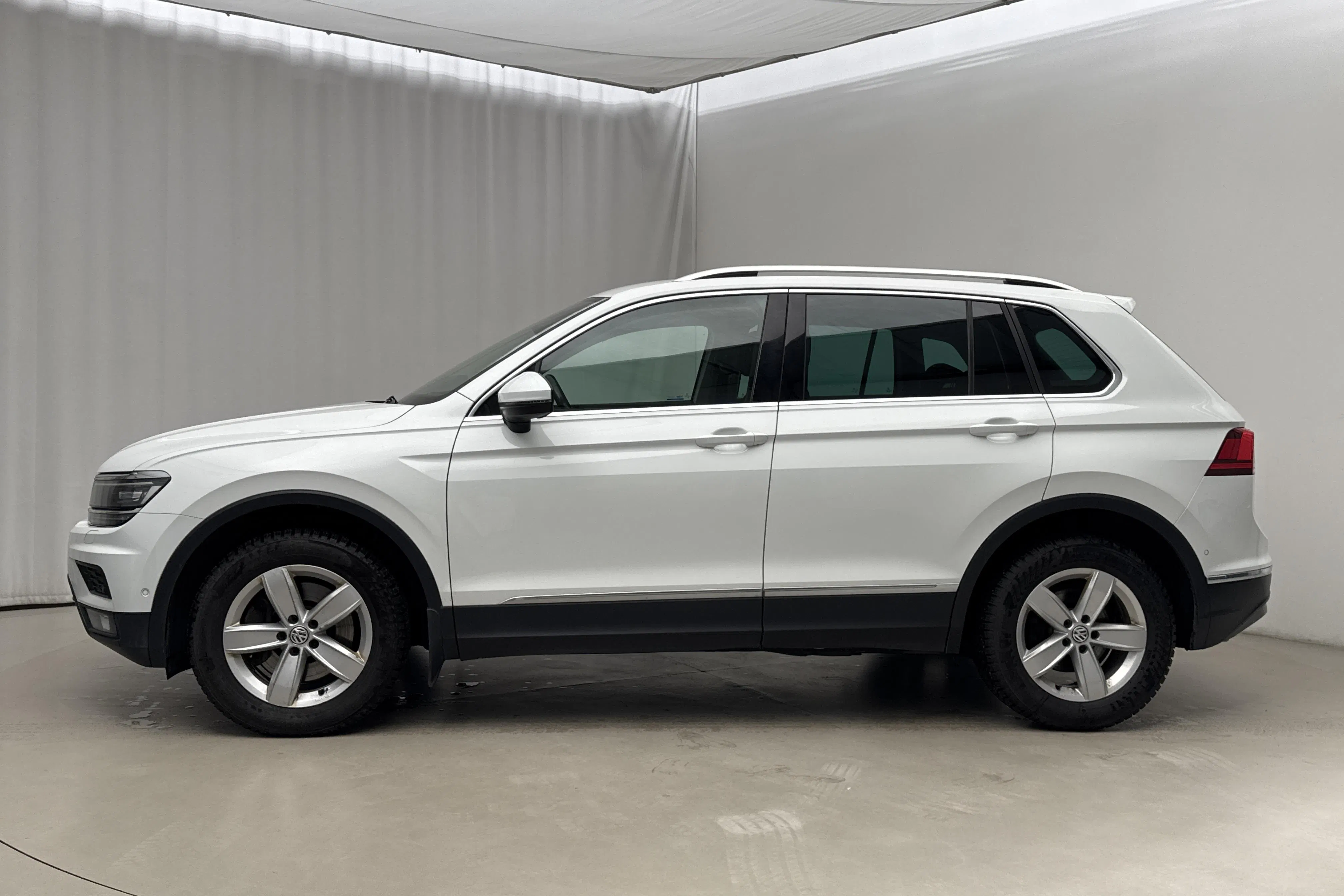 Presentationsfoto 2 av 18: VW Tiguan 2.0 TDI 4MOTION (190hk) - 17 125 mil - Automat - vit - 2018