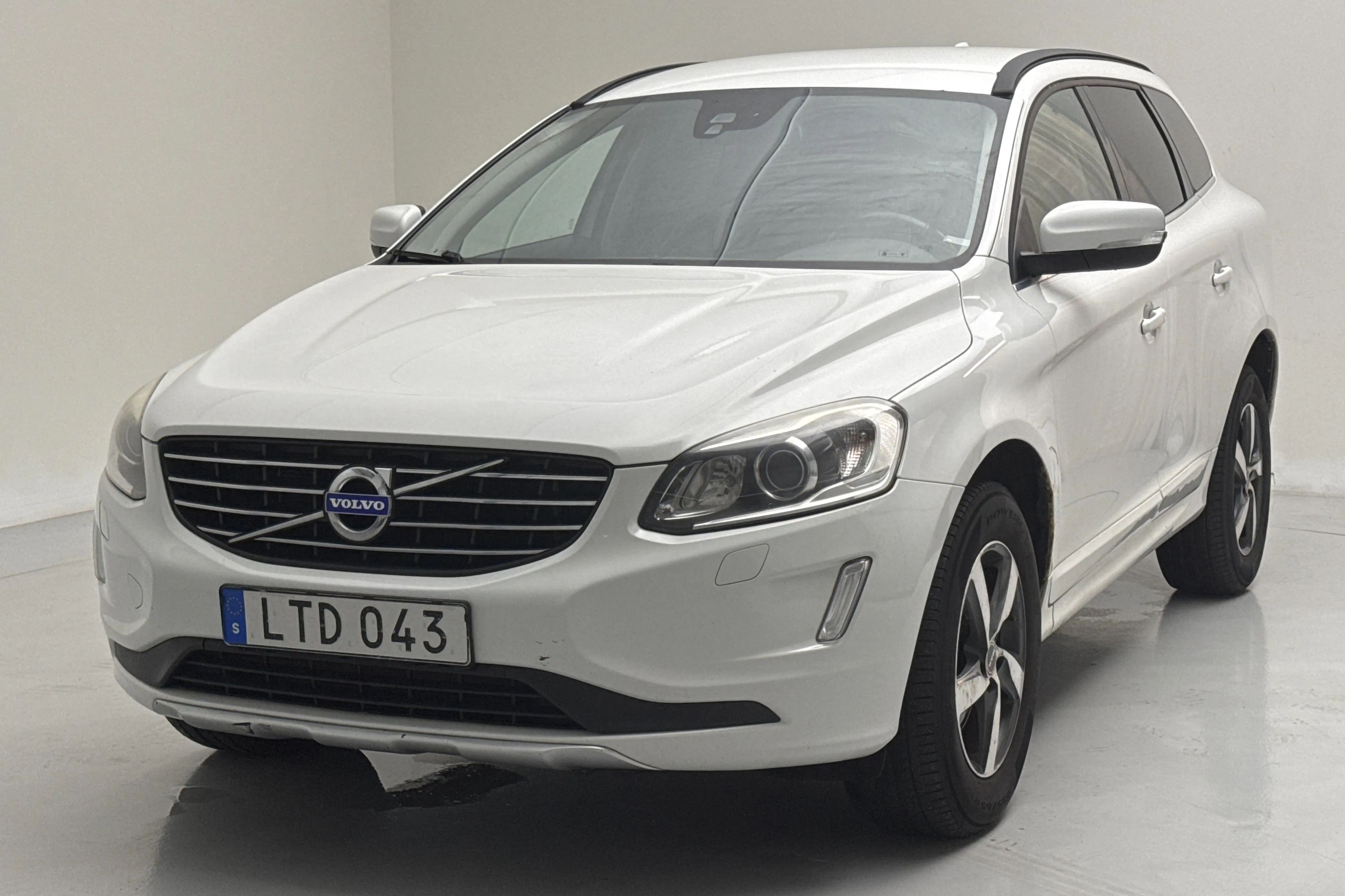Presentationsfoto 1 av 14: Volvo XC60 D4 AWD (181hk) - 23 203 mil - Automat - vit - 2015